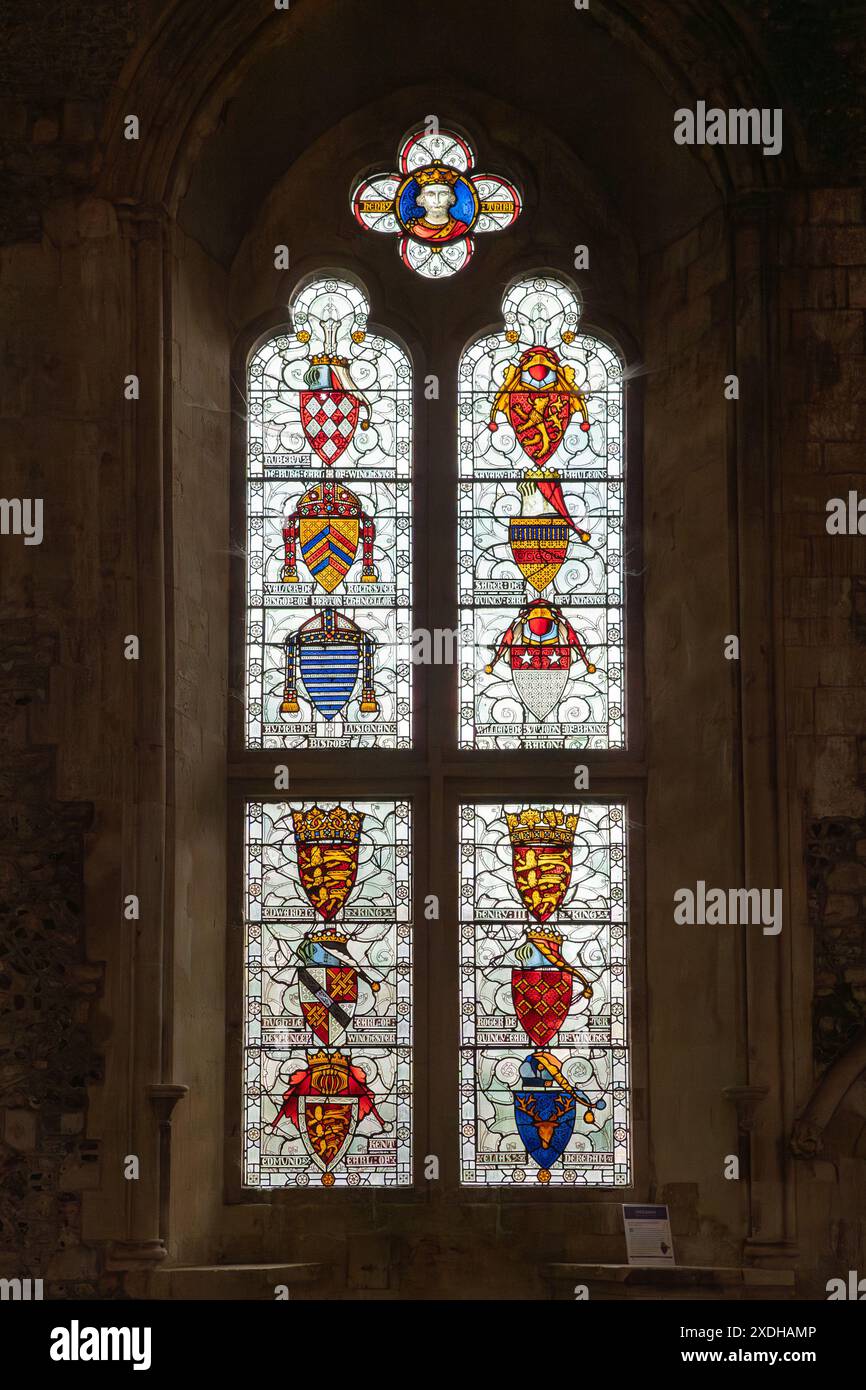 Elias von Dereham leitete den Bau der Großen Halle für Heinrich III. Und ist der einzige Bürgerliche, der in den Buntglasfenstern erwähnt wird. Winchester Stockfoto