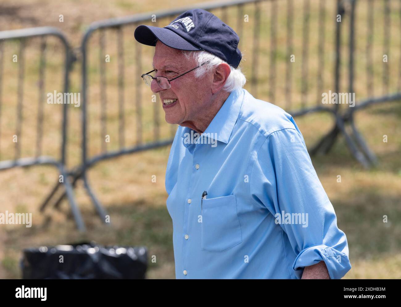 New York, New York, USA. Juni 2024. Senatorin Bernie Sanders trifft in der Bronx mit AOC, Bernie und Jamaal ein, um Jamaal Bowman am 22. Juni 2024 für den Kongress im St. Mary's Park in New York wiederzuwählen. Der Kongressabgeordnete Bowman hat einen starken Herausforderer in demokratischen Vorwahlen von George Latimer im Westchester County. Der wichtigste Punkt ist Bowmans Unterstützung für die Palästinenser und die Unterstützung von Latimer für Israel nach dem Terroranschlag. Alle Redner AOC, Bernie und Jamaal forderten einen Waffenstillstand, ohne die Geiseln zu erwähnen, die noch immer von der Hamas gehalten werden. Es gab Pro-Pales Stockfoto