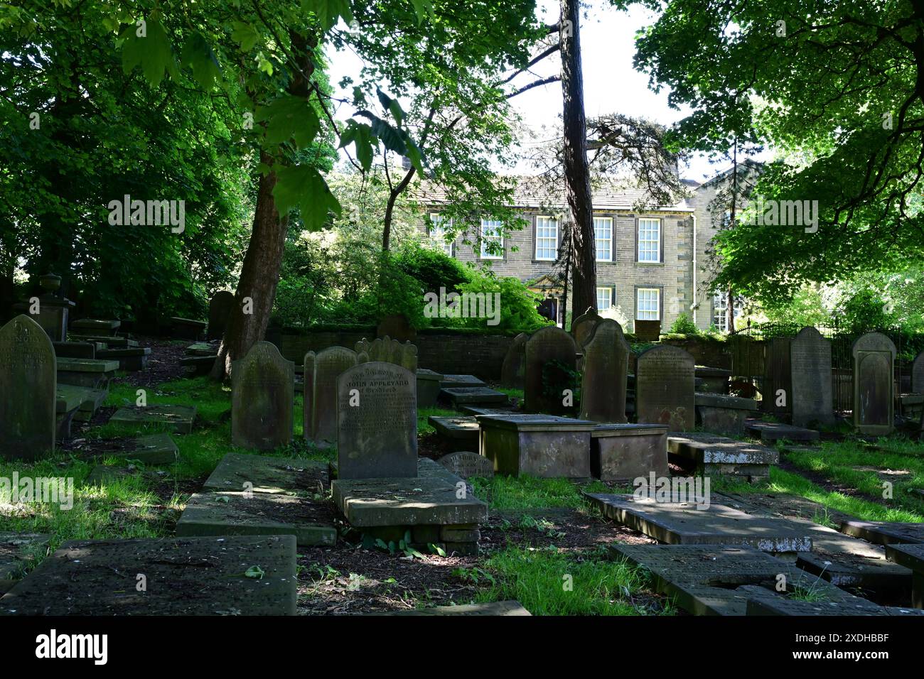 Bronte Parsonage Museum und Friedhof in Summer Sunshine, Haworth, West Yorkshire Stockfoto