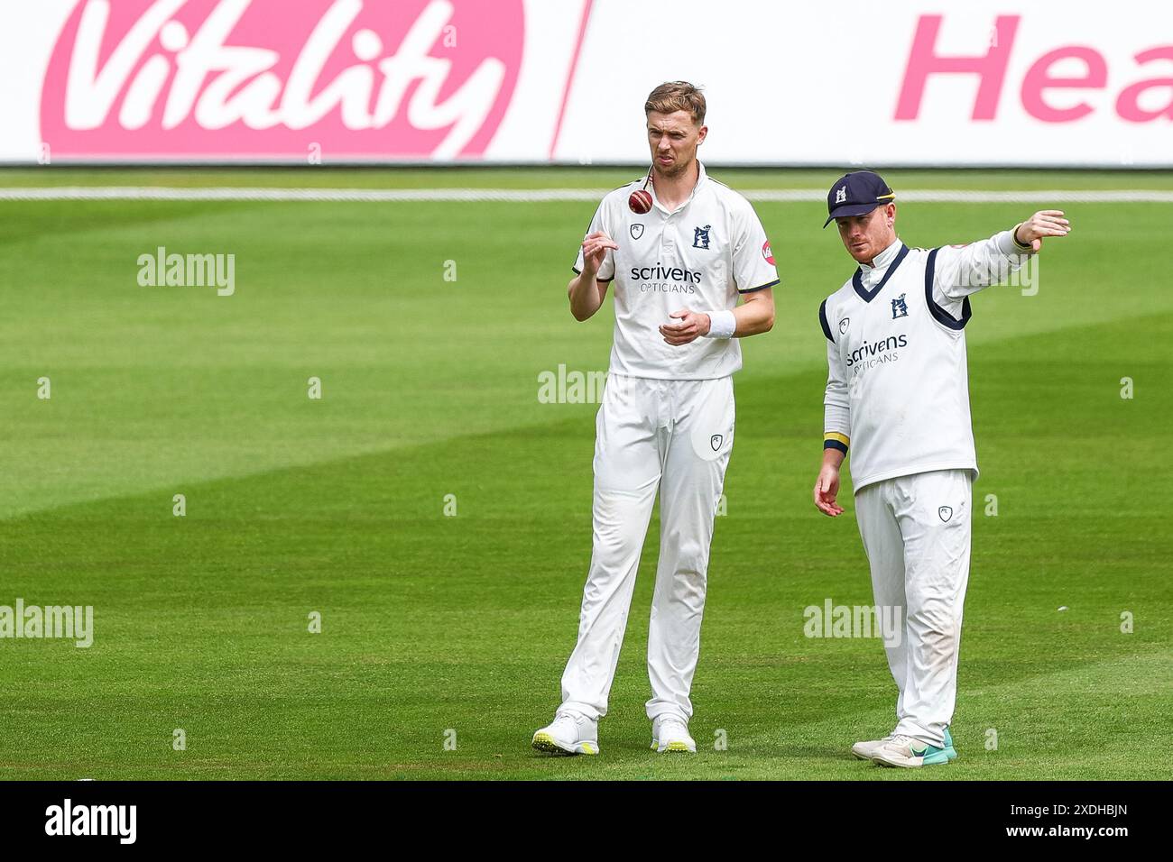 Craig Miles & Alex Davies sprechen über die Entwicklung des Feldes, das am 23. Juni 2024 am 1. Tag der County Championship Division One zwischen Warwickshire CCC und Hampshire CCC auf dem Edgbaston Cricket Ground in Birmingham, England stattfand. Foto von Stuart Leggett. Nur redaktionelle Verwendung, Lizenz für kommerzielle Nutzung erforderlich. Keine Verwendung bei Wetten, Spielen oder Publikationen eines einzelnen Clubs/einer Liga/eines Spielers. Stockfoto