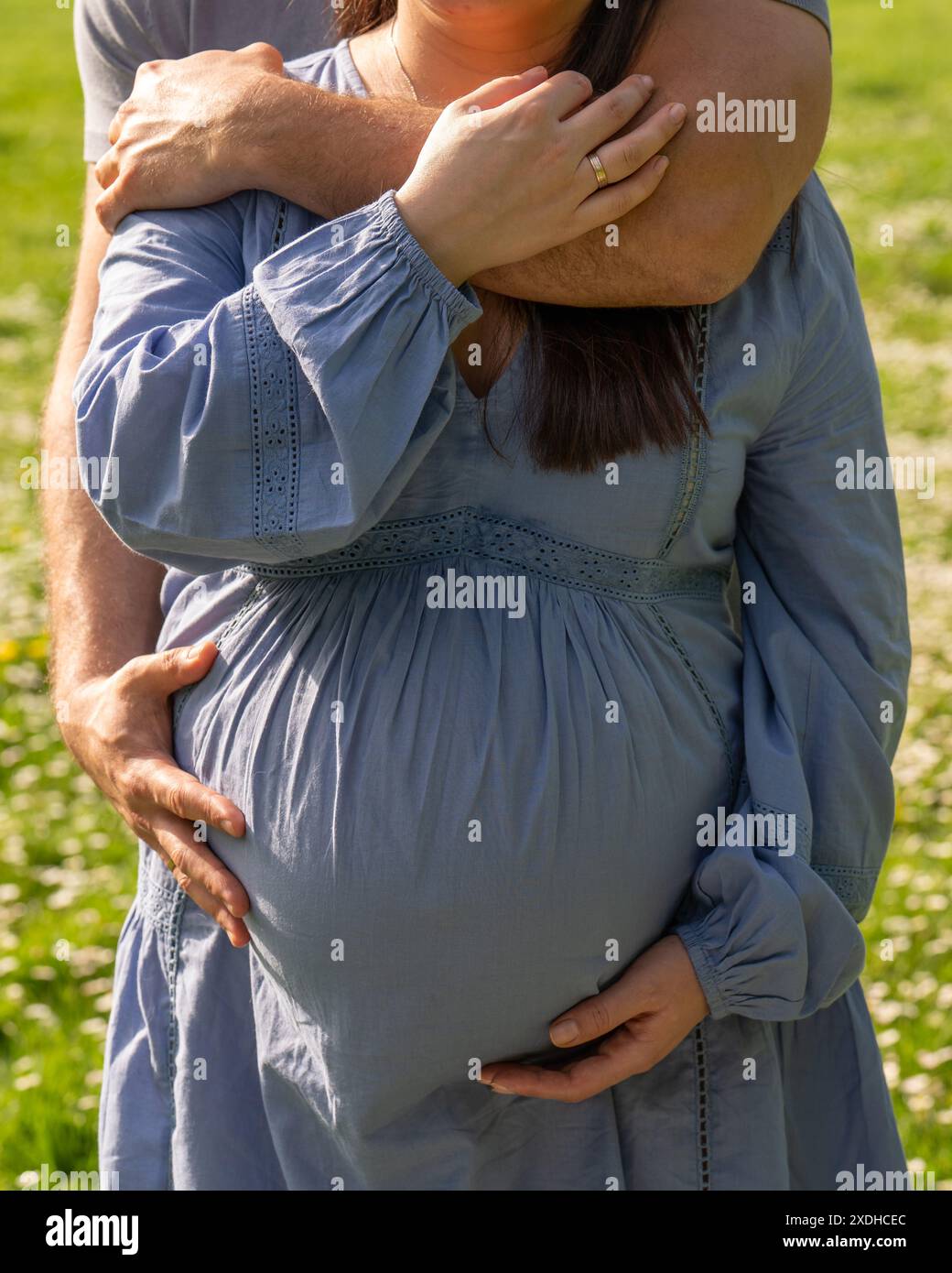 Schwangerschaftsfoto: Mann und Frau mit schwangeren Bauch während der Erwartung eines Kindes. Glückliche Familie, die den Bauch aus der Nähe hält. Keine Flächen. Verliebtes Paar. Stockfoto