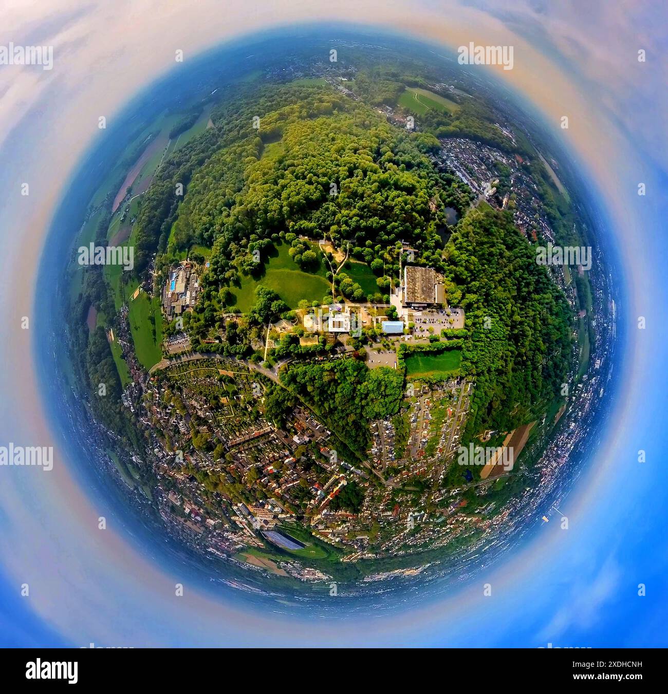 Aus der Vogelperspektive, Gysenberg Revierpark, Hannibal Arena Herne Eislaufbahn, Grünfläche, Erdkugel Erdkugel, Fischaugenbild, 360-Grad-Bild, winzige Welt, li Stockfoto