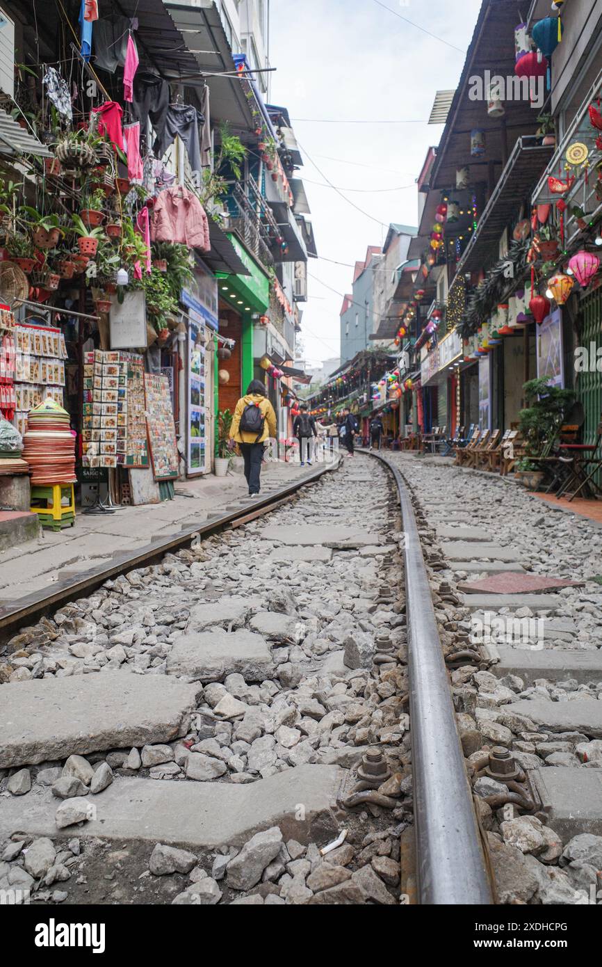 Hanoi, Vietnam - 29. Januar 2024: Bahngleise führen in der Nähe von Häusern und Cafés an der Hanoi Train Street Stockfoto