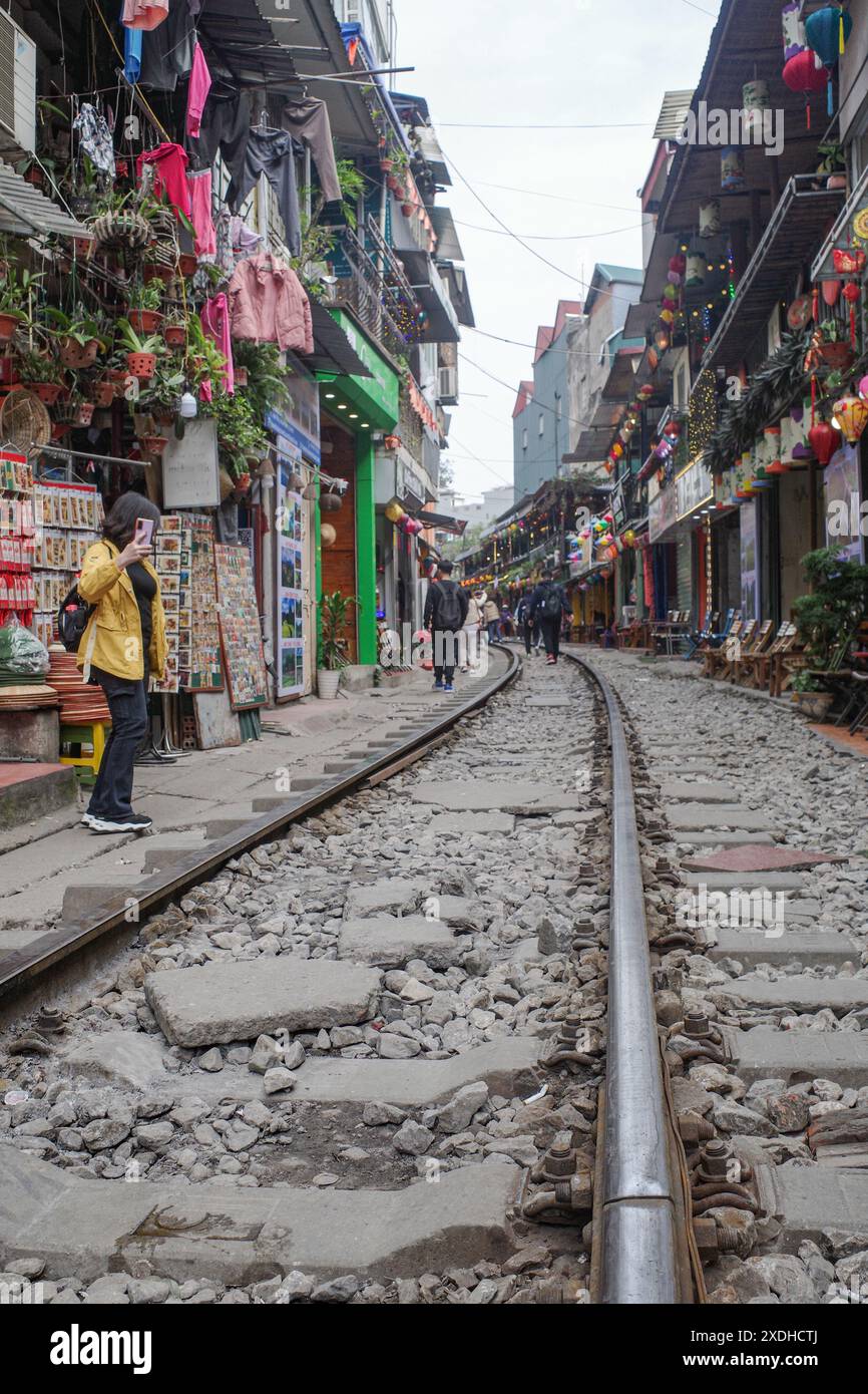 Hanoi, Vietnam - 29. Januar 2024: Bahngleise führen in der Nähe von Häusern und Cafés an der Hanoi Train Street Stockfoto