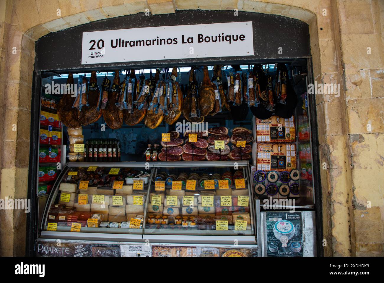 In einem Markt in Cadiz, Spanien, werden seine Waren in einem Schinken- und Käsestand ausgestellt. Stockfoto