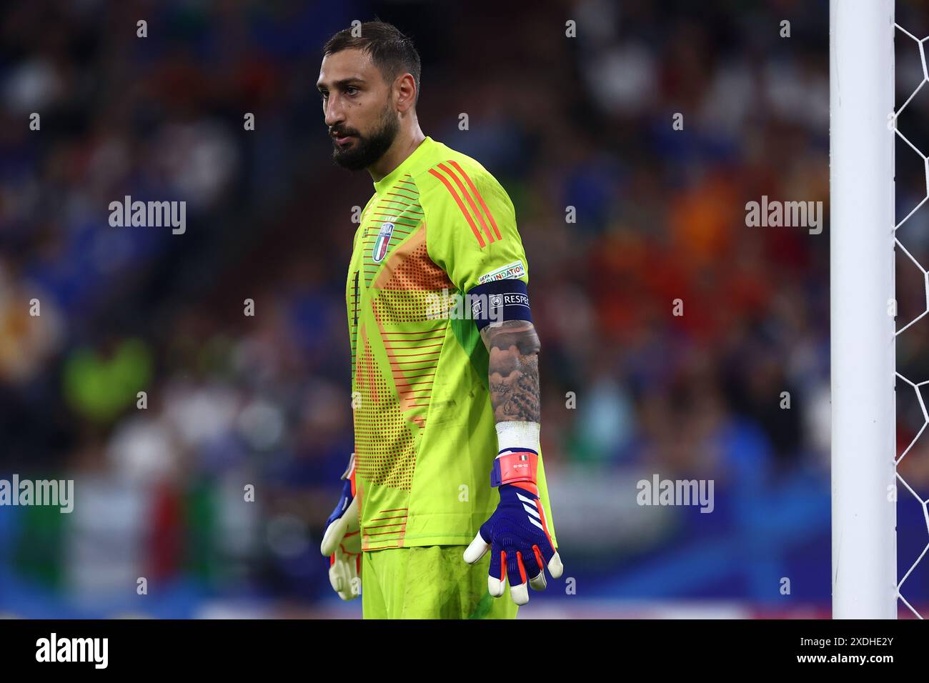 Gianluigi Donnarumma aus Italien sieht beim Spiel der Gruppe B der UEFA Euro 2024 zwischen Spanien und Italien am 20. Juni 2024 in der Arena AufSchalke in Gelsenkirchen an. Stockfoto