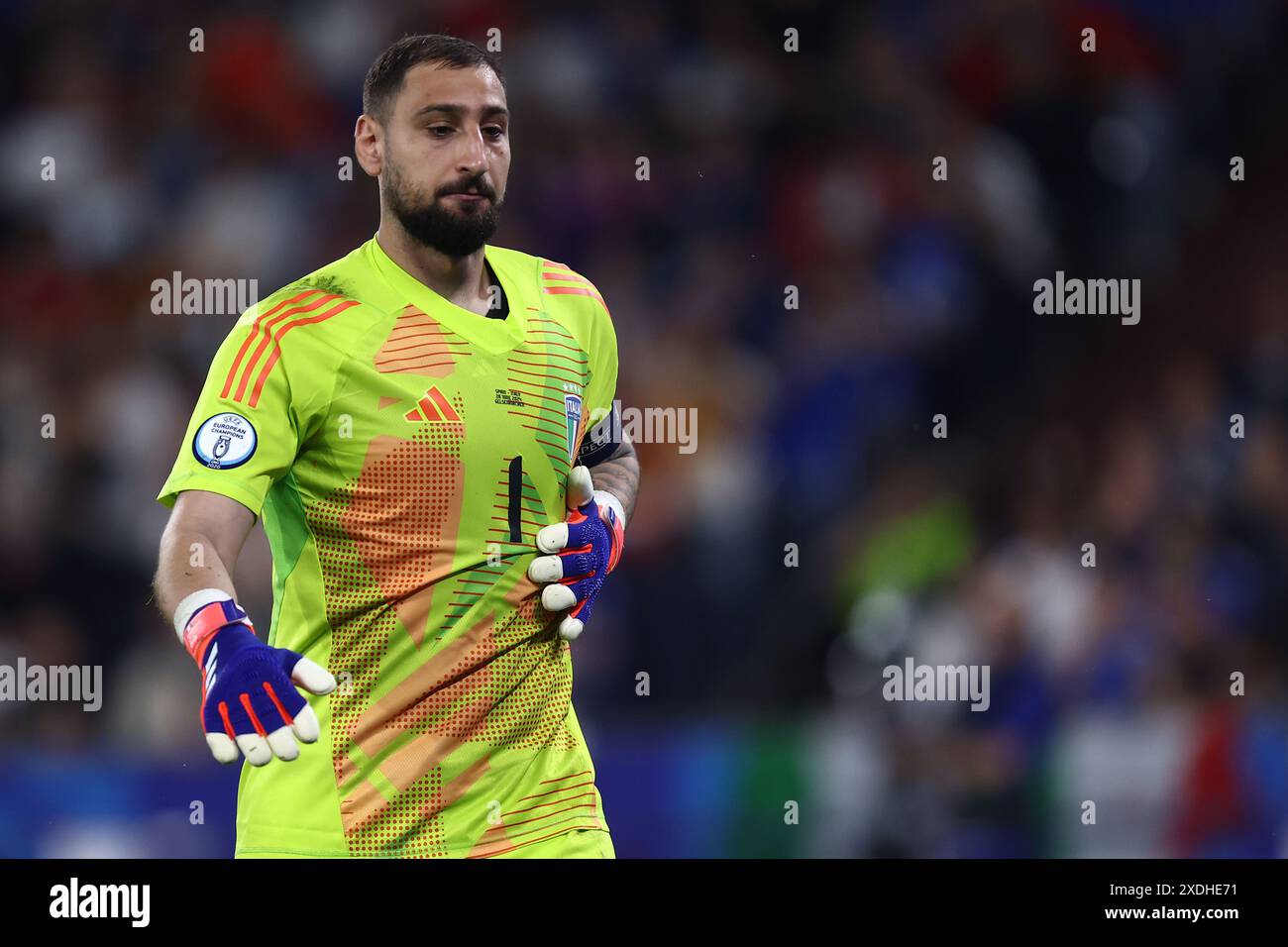 Gianluigi Donnarumma aus Italien sieht beim Spiel der Gruppe B der UEFA Euro 2024 zwischen Spanien und Italien am 20. Juni 2024 in der Arena AufSchalke in Gelsenkirchen an. Stockfoto