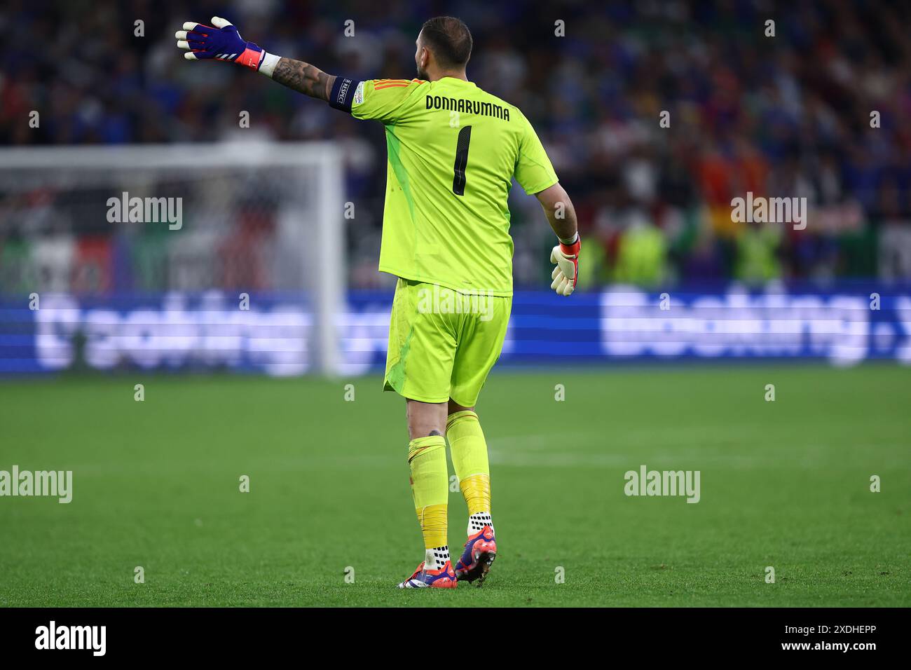 Gianluigi Donnarumma von Italien gibt während des Gruppenspiels der UEFA Euro 2024 zwischen Spanien und Italien am 20. Juni 2024 in der Arena AufSchalke in Gelsenkirchen Gesten. Stockfoto