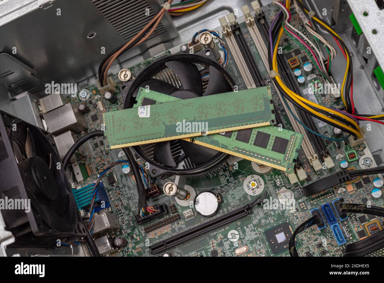 Installieren des RAM auf der Hauptplatine des Computers Stockfoto