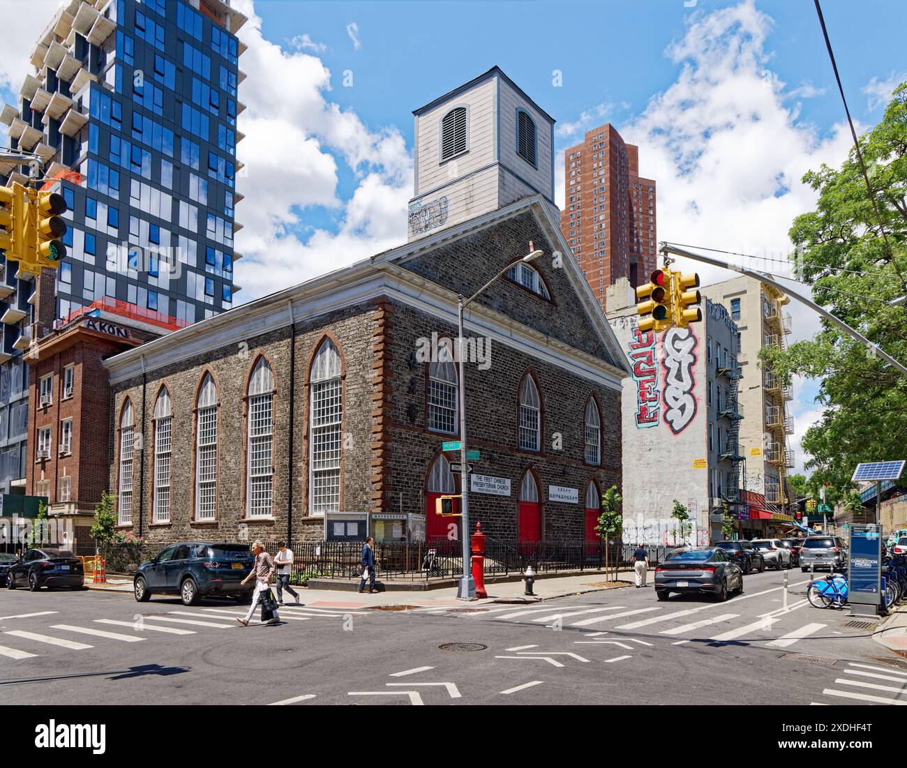 NYC Chinatown: First Chinese Presbyterian Church ist die ehemalige Northern Reformed Church, ein Wahrzeichen von NYC, das 1819 von Manhattan Schiefer erbaut wurde. Stockfoto