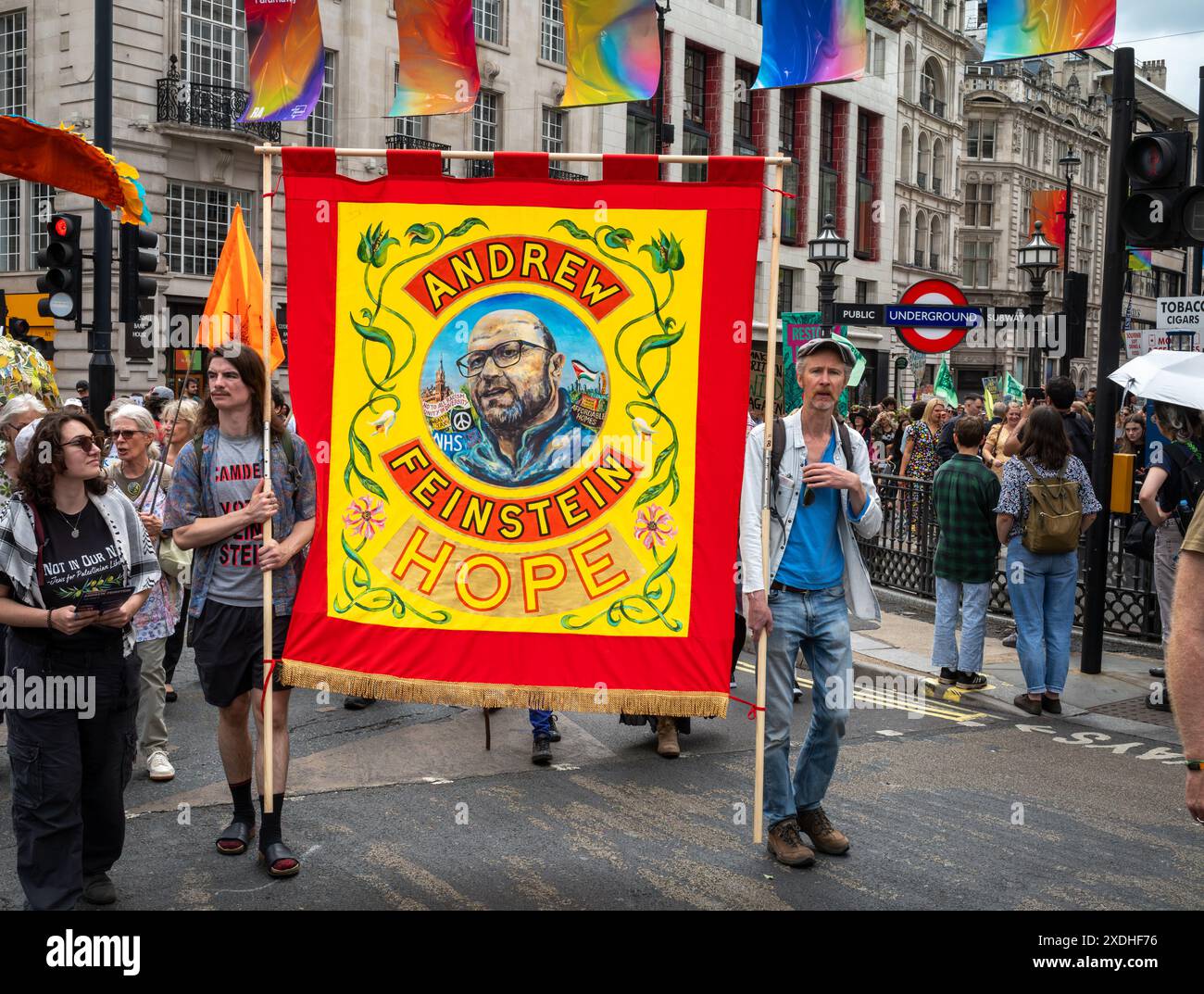 London / UK - 22. Juni 2024: Aktivisten halten ein Banner, das Andrew Feinstein zeigt, einen dissidenten südafrikanischen Aktivisten auf dem Restore Nature Now march for Environmental Protections. Organisationen wie RSPB, WWF, National Trust, Extinction Rebellion und andere vereinigten sich für den marsch. Stockfoto