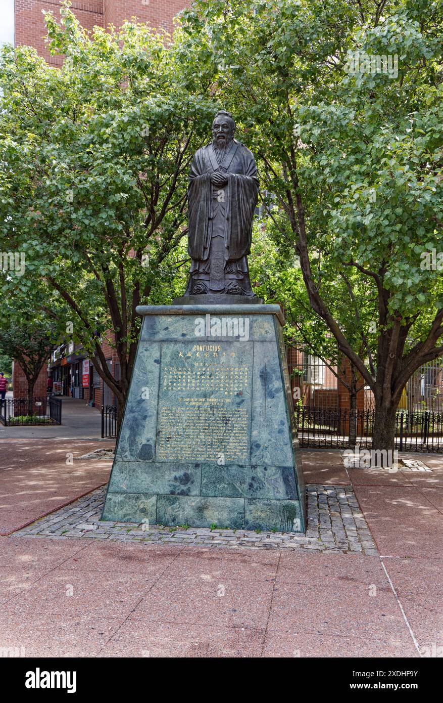 NYC Chinatown: Confucius Plaza, ein 44-stöckiger, sichelförmiger Wohnturm aus Backstein, mit einer Schule, einem Gemeindezentrum und Geschäften in der Basis. Stockfoto