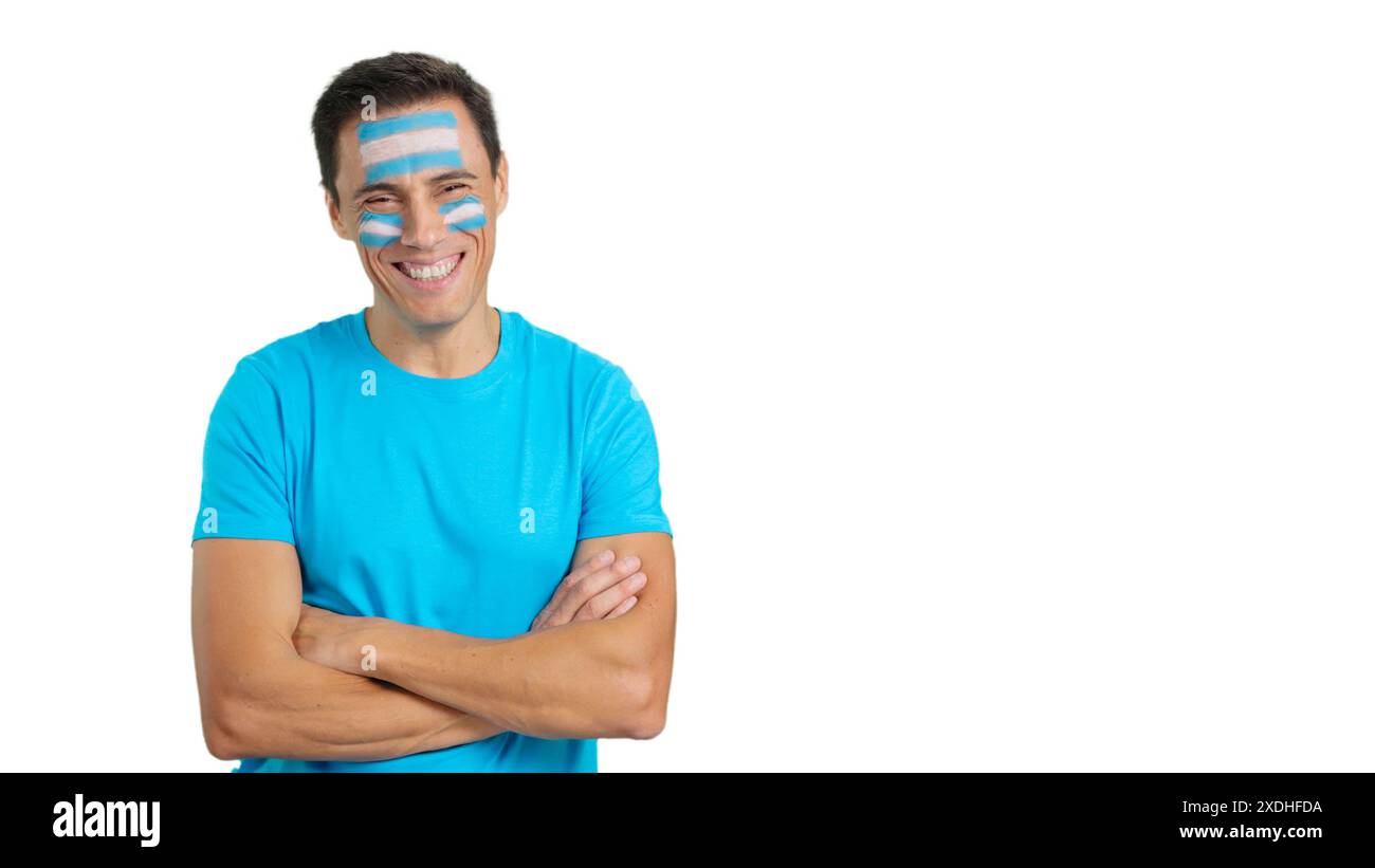 Mann, der mit argentinischer Flagge auf dem Gesicht steht und lächelt Stockfoto