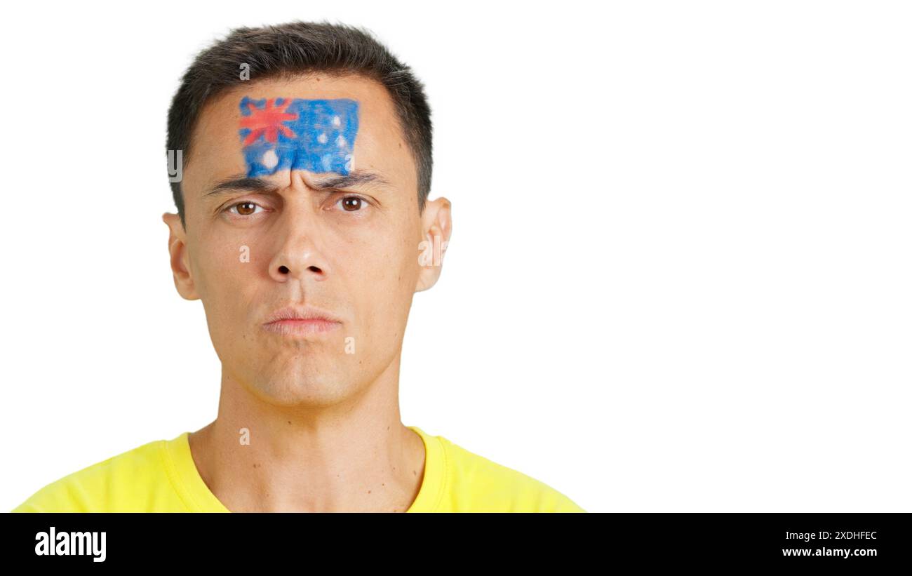 Ernsthafter Mann mit einer australischen Flagge auf dem Gesicht Stockfoto