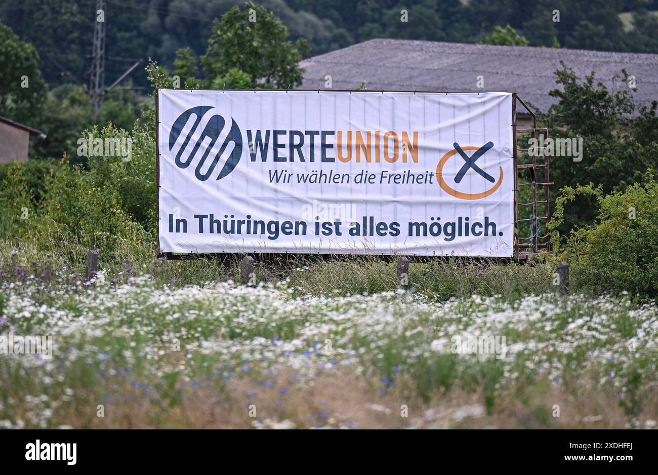 Eisenach 23.06.2024 ein Wahlplakat der Werteunion: Wir waehlen die Freiheit, in Thüringen ist alles moeglich. *** Eisenach 23 06 2024 ein Wahlplakat der Werteunion Wir stimmen für die Freiheit, in Thüringen ist alles möglich Stockfoto