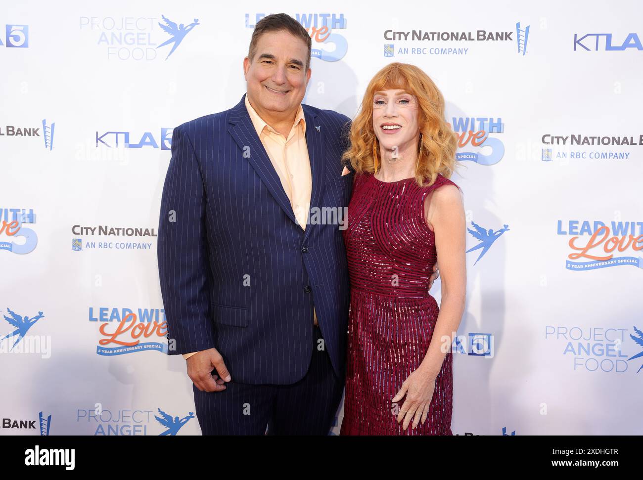 LOS ANGELES, KALIFORNIEN - 22. JUNI: Richard Ayoub, Kathy Griffin bei Project Angel Food's Lead With Love 5 Year Anniversary Special am 22. Juni 2024 im KTLA 5 in Los Angeles, Kalifornien. Kredit: Faye Sadou/MediaPunch Stockfoto