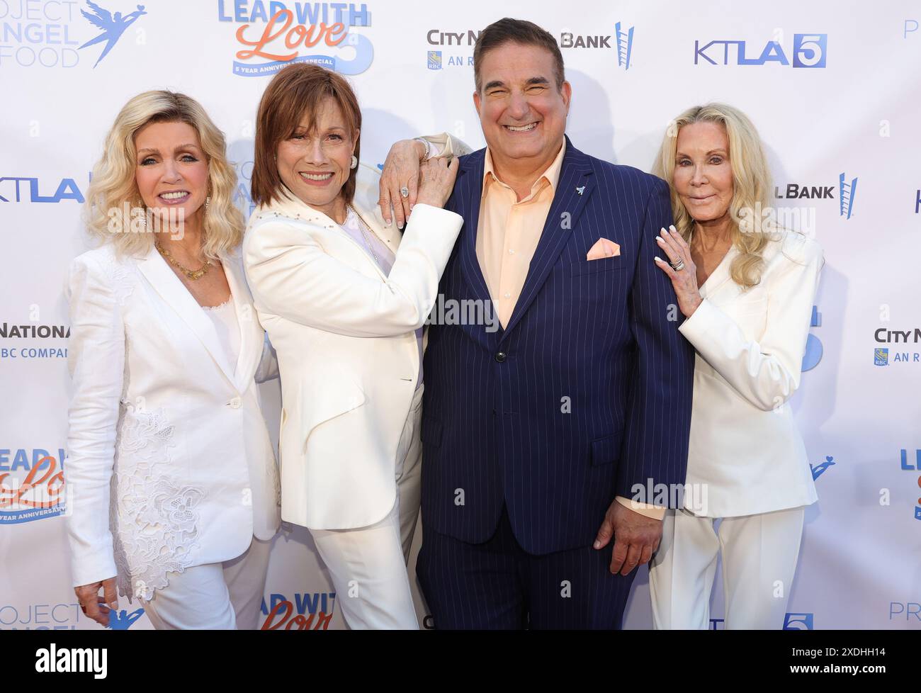 LOS ANGELES, KALIFORNIEN - 22. JUNI: Donna Mills, Michele Lee, Richard Ayoub, Joan Van Ark bei Project Angel Food's Lead With Love 5 Year Anniversary Special am 22. Juni 2024 im KTLA 5 in Los Angeles, Kalifornien. Kredit: Faye Sadou/MediaPunch Stockfoto