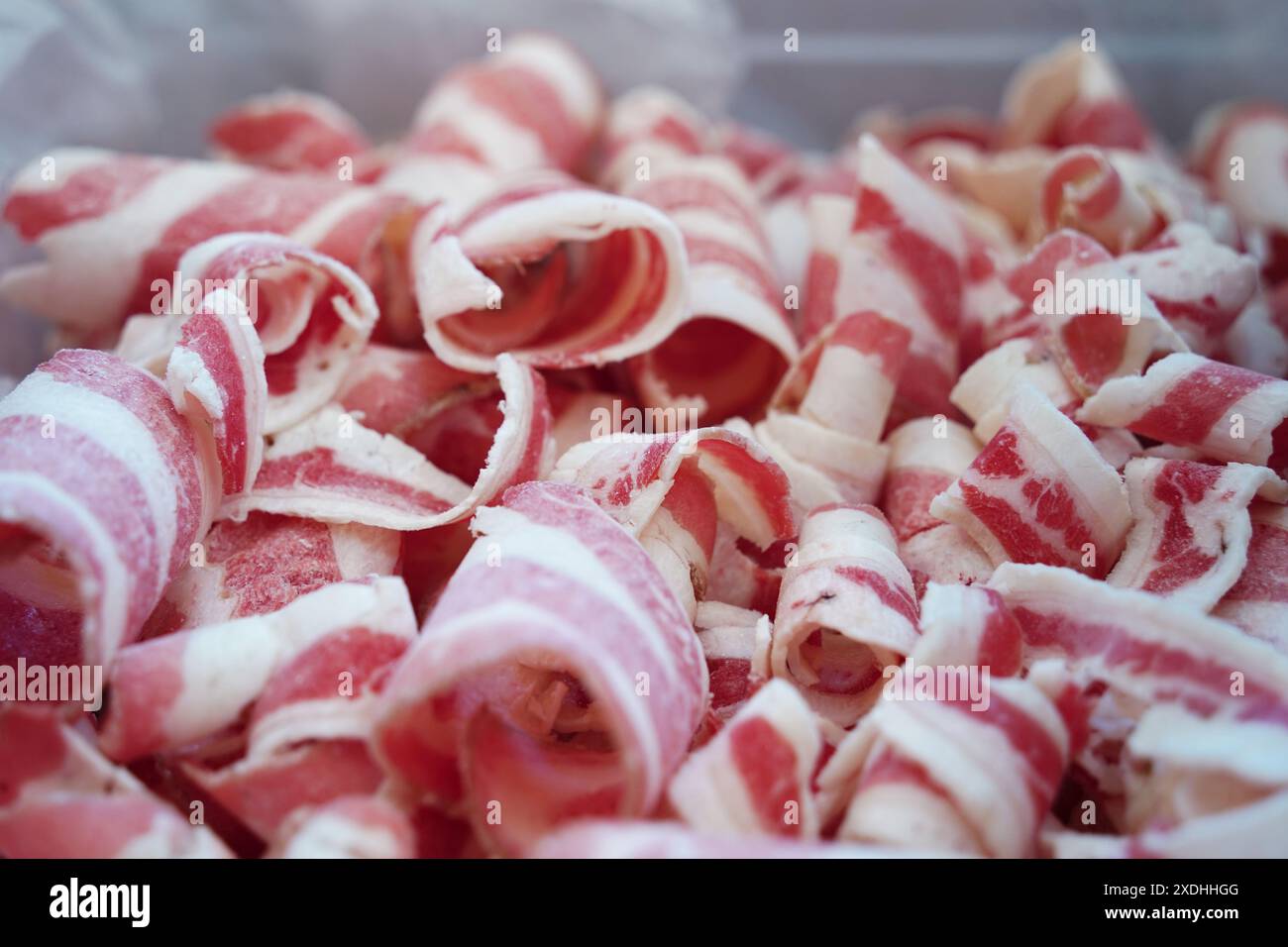 Marmoriertes Rindfleisch ist eine Art Rindfleisch, das in Scheiben geschnitten ​​thinly und gegrillt wird und sich durch seine schnelle Kochgeschwindigkeit auszeichnet Stockfoto