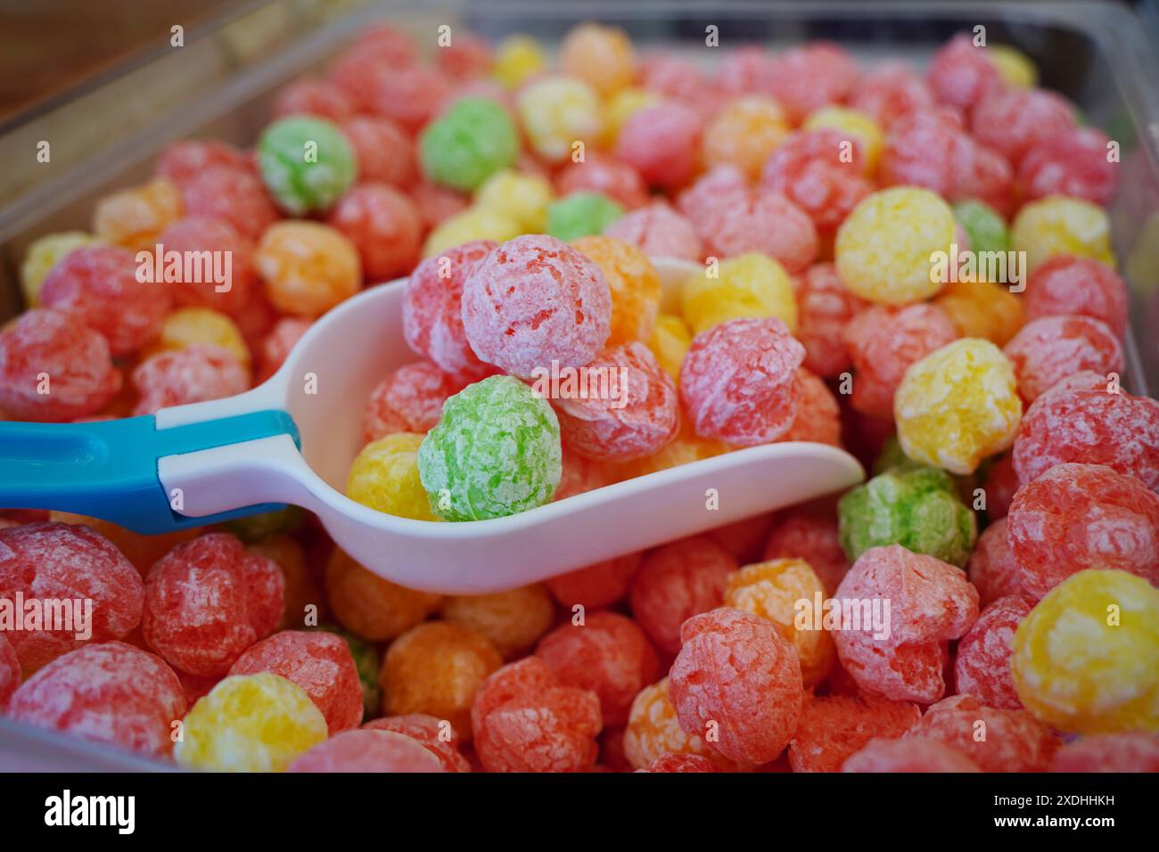 Bunte gepuffte Reiskugeln zum Verkauf auf dem Markt Stockfoto