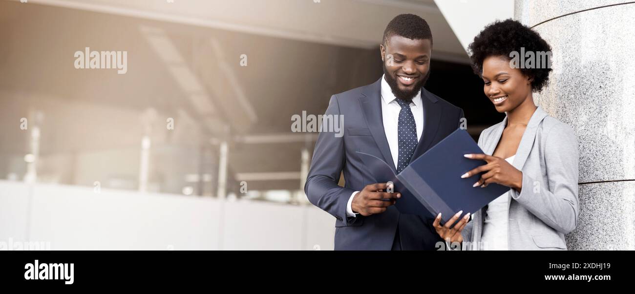 Fröhliche Geschäftsmann und Geschäftsfrau Arbeiten im Stehen im Freien Stockfoto