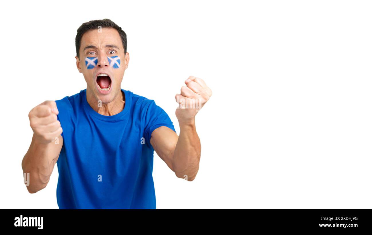 Ein Mann, der Schottland anfeuert und eine Nationalflagge schwenkt Stockfoto