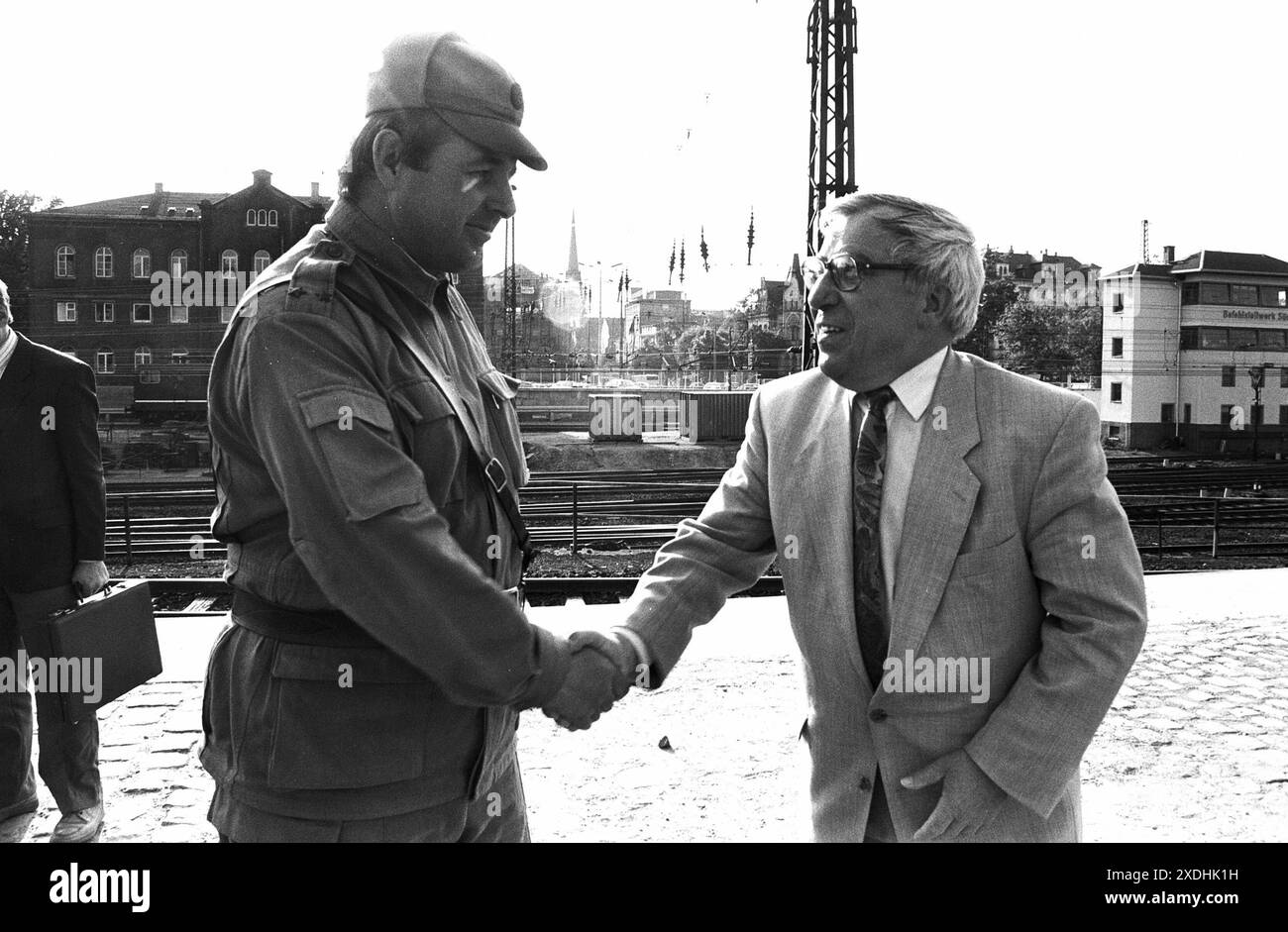 Truppenabzug 30.04.1993, Chemnitz, Sowjetische Garnission,Truppenabzug, Chemnitz Kaserne Leninstrasse, die letzten russischen Soldaten der Sowjetarmee verlassen Chemnitz, Verab{vom chemnitzer Oberbürgermeister Joachim Pilz *** Truppenabzug 30 04 1993, Chemnitz, sowjetische Garnison, Truppenabzug, chemnitzer Kaserne Leninstrasse, die letzten russischen Soldaten der sowjetischen Armee verlassen Chemnitz, Abschied vom Chemnitzer Bürgermeister Joachim Pilz Stockfoto