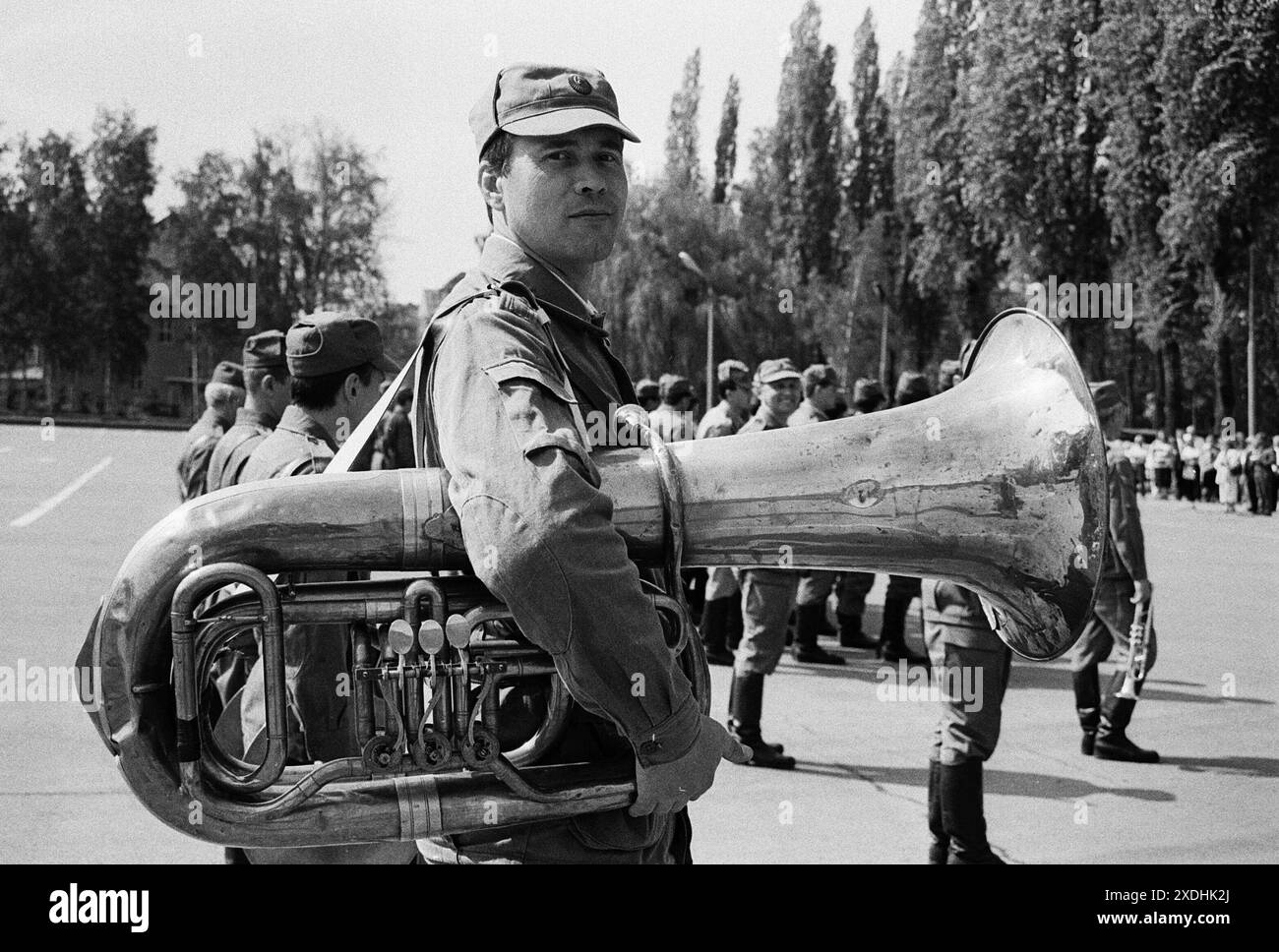 Truppenabzug 30.04.1993, Chemnitz, Sowjetische Garnission,Truppenabzug, Chemnitz Kaserne Leninstrasse, die letzten russischen Soldaten der Sowjetarmee verlassen Chemnitz, Verab{vom chemnitzer Oberbürgermeister Joachim Pilz *** Truppenabzug 30 04 1993, Chemnitz, sowjetische Garnison, Truppenabzug, chemnitzer Kaserne Leninstrasse, die letzten russischen Soldaten der sowjetischen Armee verlassen Chemnitz, Abschied vom Chemnitzer Bürgermeister Joachim Pilz Stockfoto