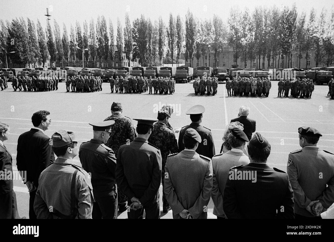 Truppenabzug 30.04.1993, Chemnitz, Sowjetische Garnission,Truppenabzug, Chemnitz Kaserne Leninstrasse, die letzten russischen Soldaten der Sowjetarmee verlassen Chemnitz, Verab{vom chemnitzer Oberbürgermeister Joachim Pilz *** Truppenabzug 30 04 1993, Chemnitz, sowjetische Garnison, Truppenabzug, chemnitzer Kaserne Leninstrasse, die letzten russischen Soldaten der sowjetischen Armee verlassen Chemnitz, Abschied vom Chemnitzer Bürgermeister Joachim Pilz Stockfoto