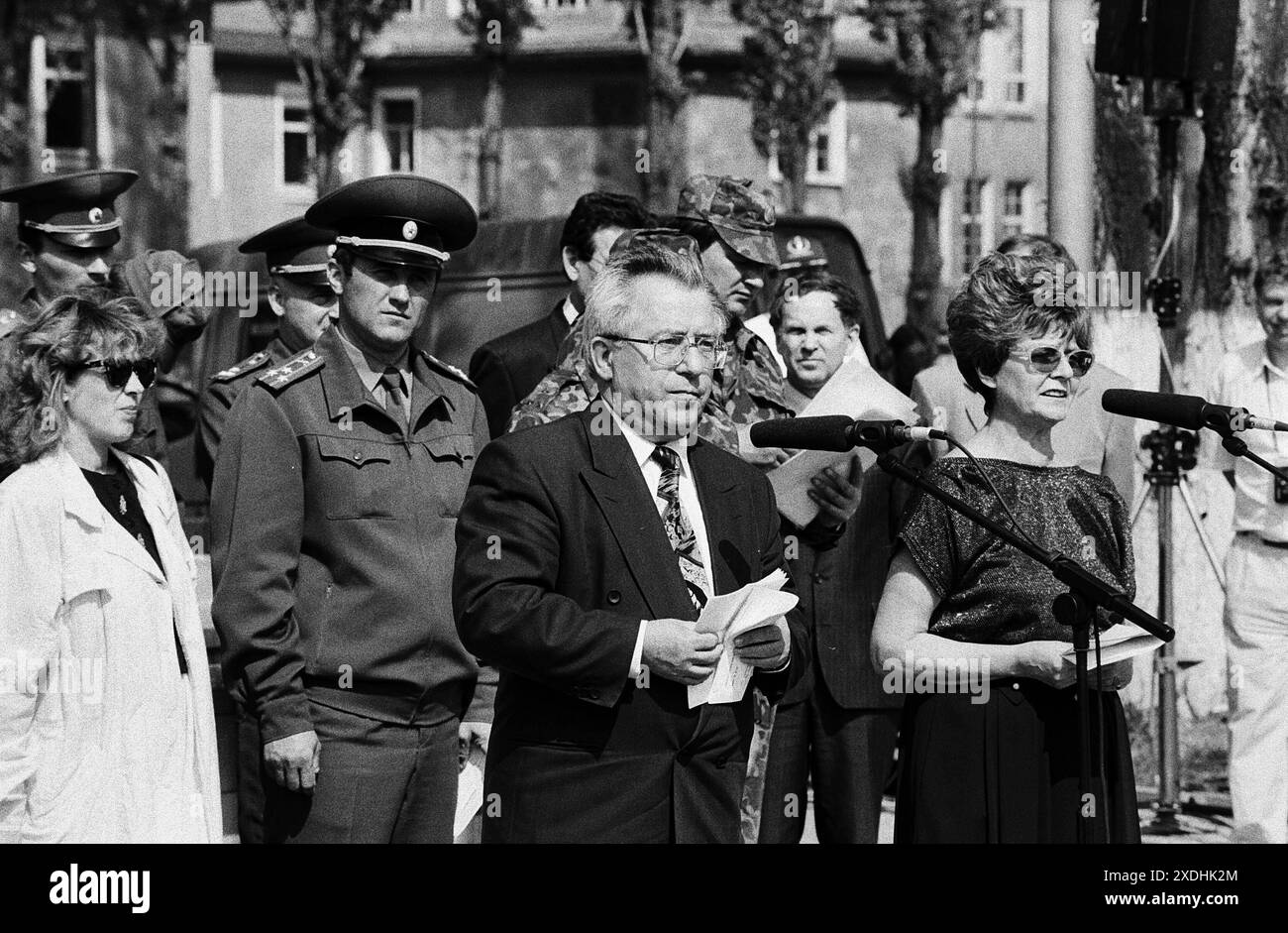 Truppenabzug 30.04.1993, Chemnitz, Sowjetische Garnission,Truppenabzug, Chemnitz Kaserne Leninstrasse, die letzten russischen Soldaten der Sowjetarmee verlassen Chemnitz, Verab{vom chemnitzer Oberbürgermeister Joachim Pilz *** Truppenabzug 30 04 1993, Chemnitz, sowjetische Garnison, Truppenabzug, chemnitzer Kaserne Leninstrasse, die letzten russischen Soldaten der sowjetischen Armee verlassen Chemnitz, Abschied vom Chemnitzer Bürgermeister Joachim Pilz Stockfoto