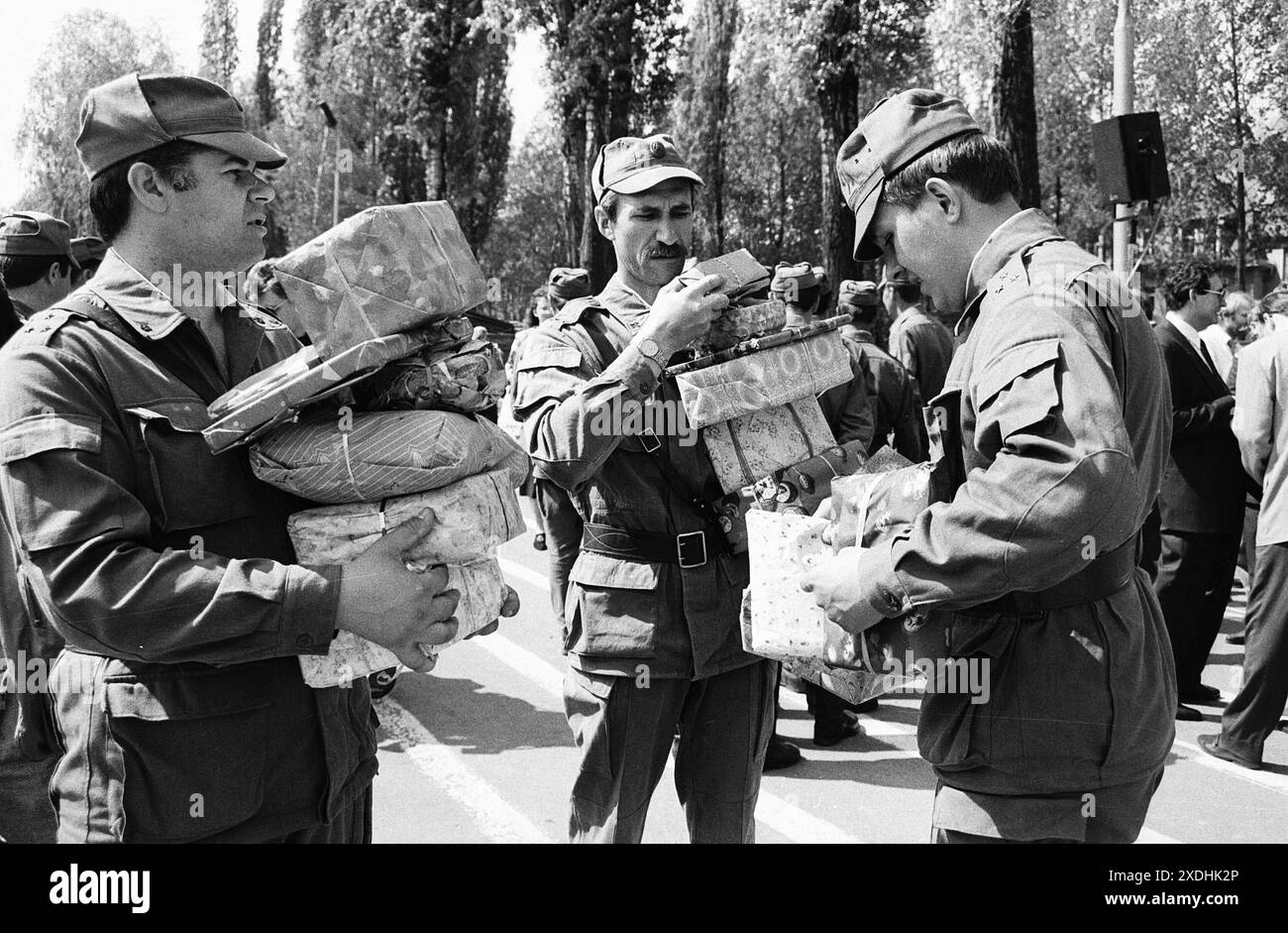 Truppenabzug 30.04.1993, Chemnitz, Sowjetische Garnission,Truppenabzug, Chemnitz Kaserne Leninstrasse, die letzten russischen Soldaten der Sowjetarmee verlassen Chemnitz, Verab{vom chemnitzer Oberbürgermeister Joachim Pilz *** Truppenabzug 30 04 1993, Chemnitz, sowjetische Garnison, Truppenabzug, chemnitzer Kaserne Leninstrasse, die letzten russischen Soldaten der sowjetischen Armee verlassen Chemnitz, Abschied vom Chemnitzer Bürgermeister Joachim Pilz Stockfoto