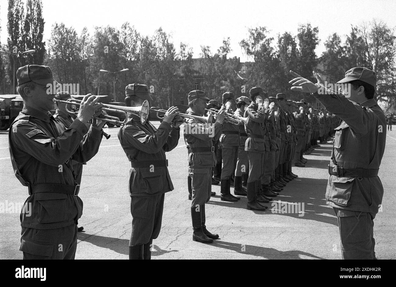 Truppenabzug 30.04.1993, Chemnitz, Sowjetische Garnission,Truppenabzug, Chemnitz Kaserne Leninstrasse, die letzten russischen Soldaten der Sowjetarmee verlassen Chemnitz, Verab{vom chemnitzer Oberbürgermeister Joachim Pilz *** Truppenabzug 30 04 1993, Chemnitz, sowjetische Garnison, Truppenabzug, chemnitzer Kaserne Leninstrasse, die letzten russischen Soldaten der sowjetischen Armee verlassen Chemnitz, Abschied vom Chemnitzer Bürgermeister Joachim Pilz Stockfoto