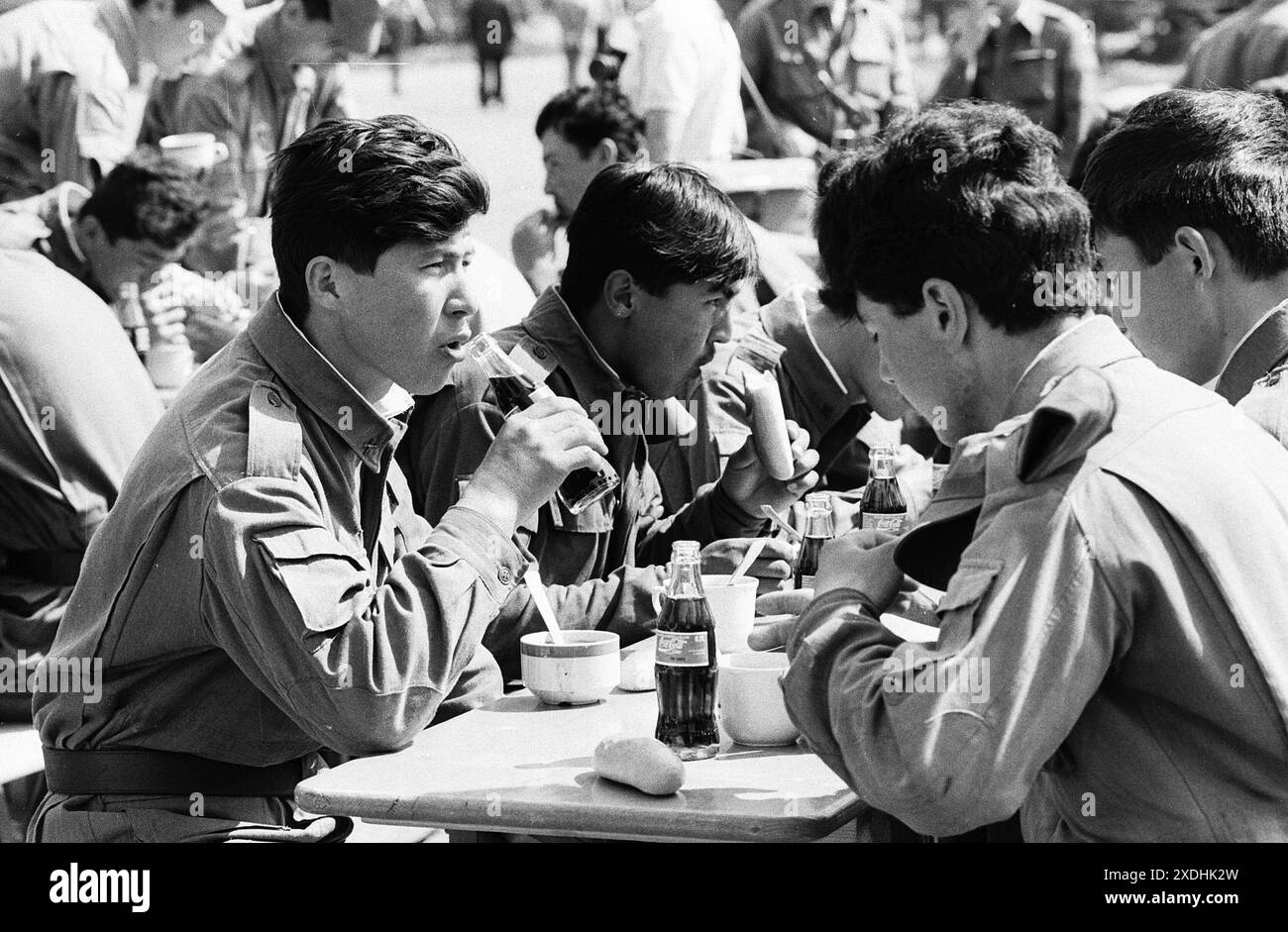 Truppenabzug 30.04.1993, Chemnitz, Sowjetische Garnission,Truppenabzug, Chemnitz Kaserne Leninstrasse, die letzten russischen Soldaten der Sowjetarmee verlassen Chemnitz, Verab{vom chemnitzer Oberbürgermeister Joachim Pilz *** Truppenabzug 30 04 1993, Chemnitz, sowjetische Garnison, Truppenabzug, chemnitzer Kaserne Leninstrasse, die letzten russischen Soldaten der sowjetischen Armee verlassen Chemnitz, Abschied vom Chemnitzer Bürgermeister Joachim Pilz Stockfoto