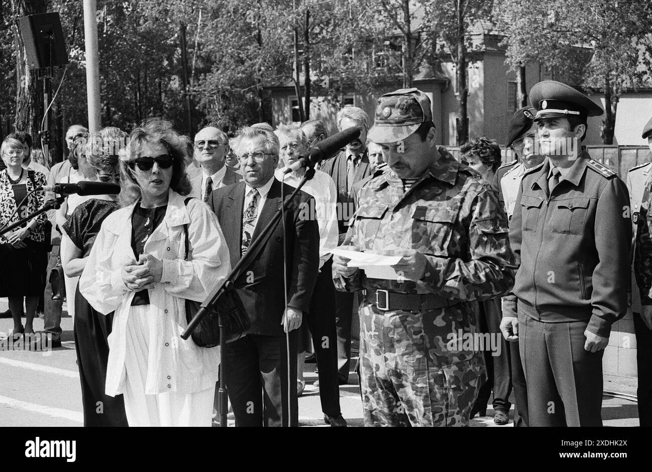 Truppenabzug 30.04.1993, Chemnitz, Sowjetische Garnission,Truppenabzug, Chemnitz Kaserne Leninstrasse, die letzten russischen Soldaten der Sowjetarmee verlassen Chemnitz, Verab{vom chemnitzer Oberbürgermeister Joachim Pilz *** Truppenabzug 30 04 1993, Chemnitz, sowjetische Garnison, Truppenabzug, chemnitzer Kaserne Leninstrasse, die letzten russischen Soldaten der sowjetischen Armee verlassen Chemnitz, Abschied vom Chemnitzer Bürgermeister Joachim Pilz Stockfoto