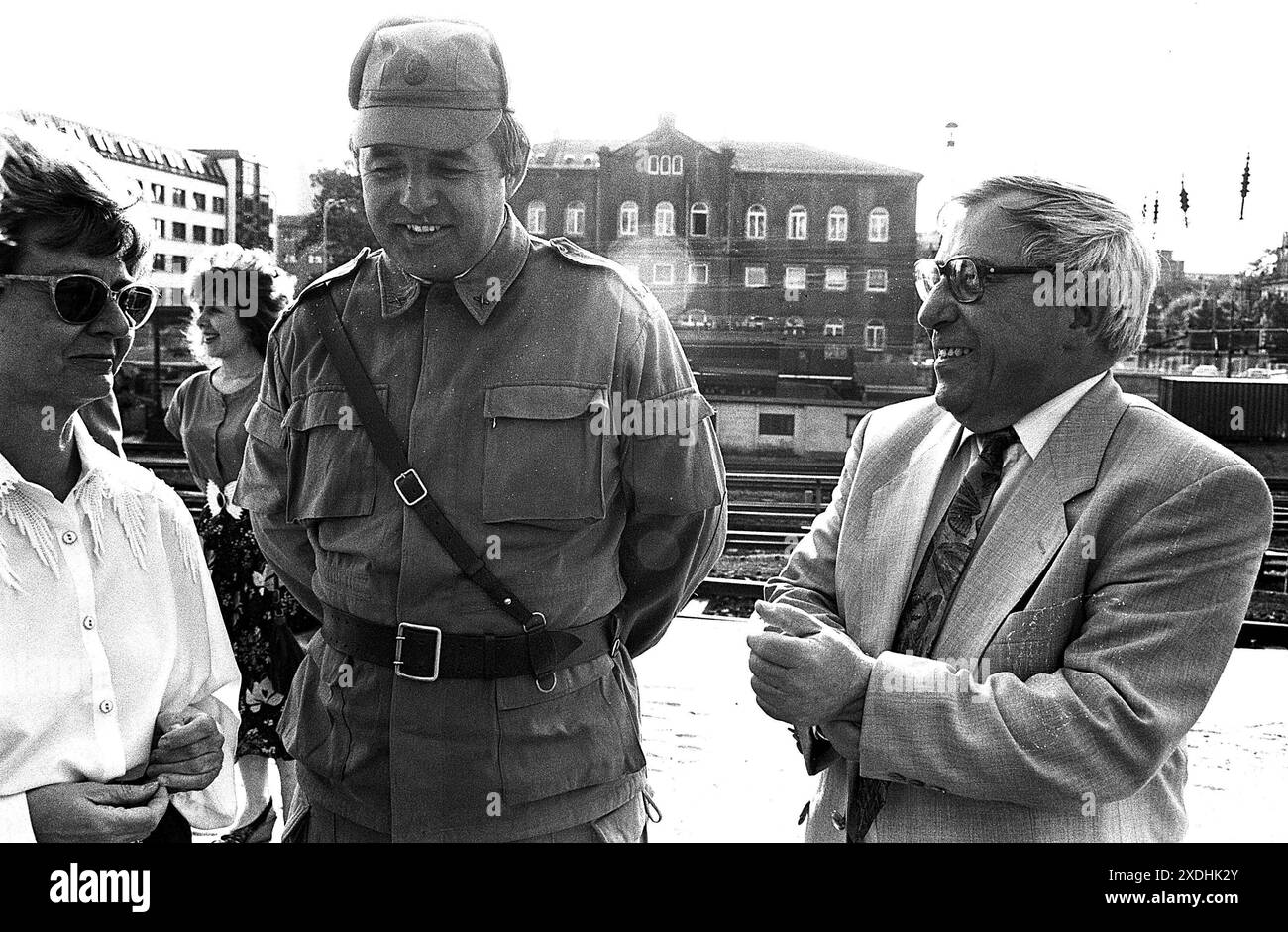 Truppenabzug 30.04.1993, Chemnitz, Sowjetische Garnission,Truppenabzug, Chemnitz Kaserne Leninstrasse, die letzten russischen Soldaten der Sowjetarmee verlassen Chemnitz, Verab{vom chemnitzer Oberbürgermeister Joachim Pilz *** Truppenabzug 30 04 1993, Chemnitz, sowjetische Garnison, Truppenabzug, chemnitzer Kaserne Leninstrasse, die letzten russischen Soldaten der sowjetischen Armee verlassen Chemnitz, Abschied vom Chemnitzer Bürgermeister Joachim Pilz Stockfoto