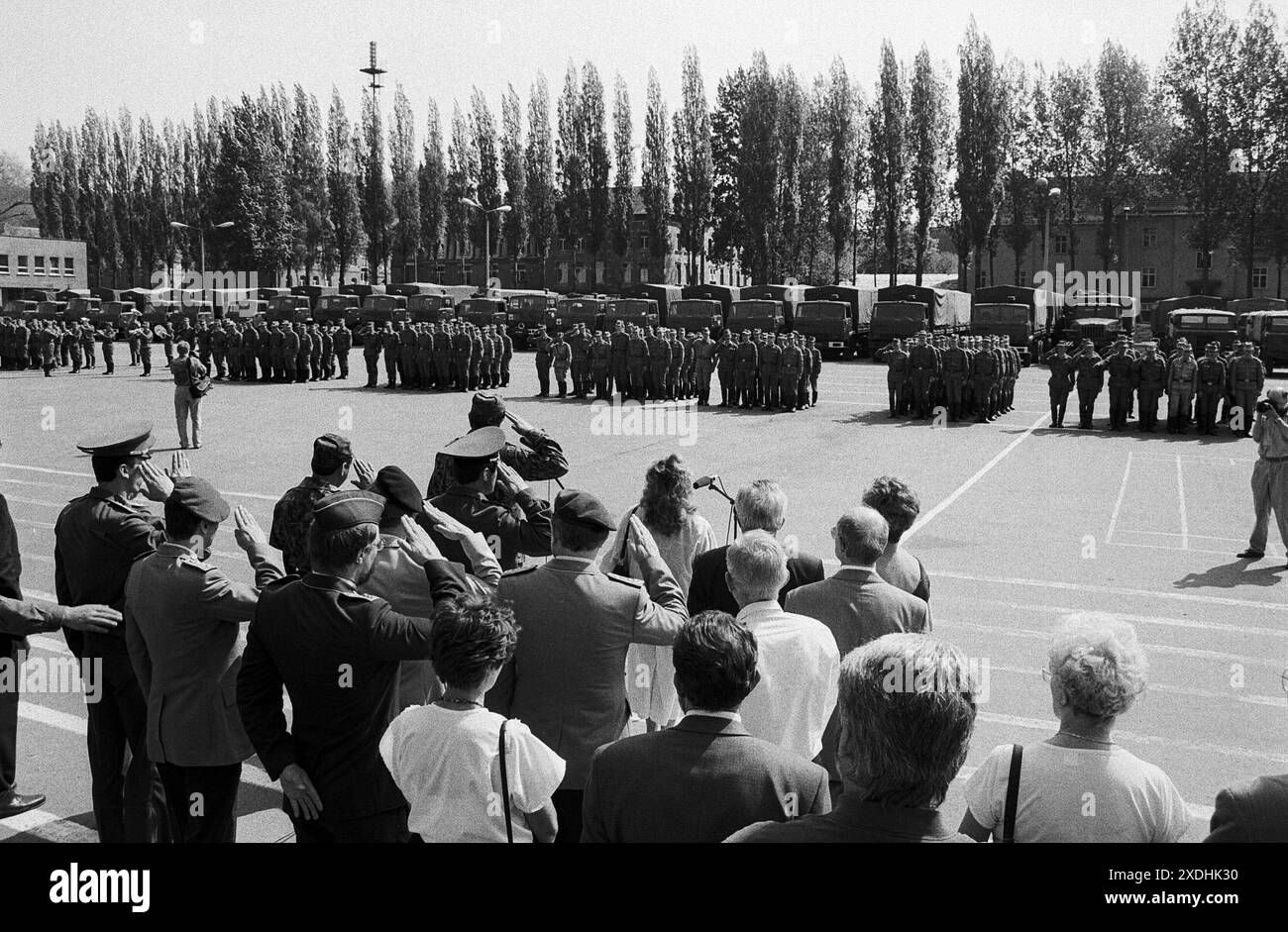 Truppenabzug 30.04.1993, Chemnitz, Sowjetische Garnission,Truppenabzug, Chemnitz Kaserne Leninstrasse, die letzten russischen Soldaten der Sowjetarmee verlassen Chemnitz, Verab{vom chemnitzer Oberbürgermeister Joachim Pilz *** Truppenabzug 30 04 1993, Chemnitz, sowjetische Garnison, Truppenabzug, chemnitzer Kaserne Leninstrasse, die letzten russischen Soldaten der sowjetischen Armee verlassen Chemnitz, Abschied vom Chemnitzer Bürgermeister Joachim Pilz Stockfoto