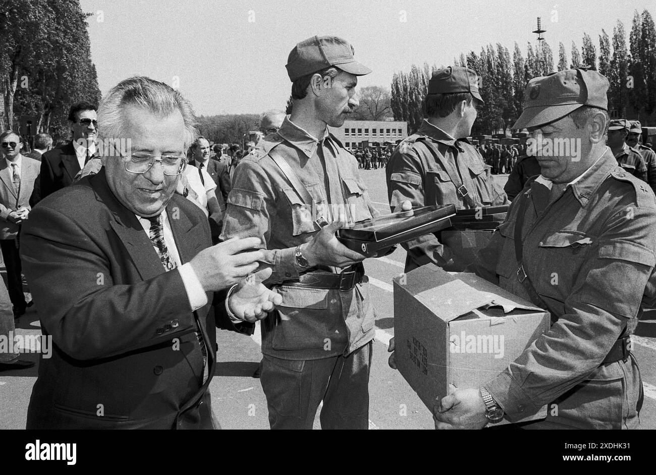 Truppenabzug 30.04.1993, Chemnitz, Sowjetische Garnission,Truppenabzug, Chemnitz Kaserne Leninstrasse, die letzten russischen Soldaten der Sowjetarmee verlassen Chemnitz, Verab{vom chemnitzer Oberbürgermeister Joachim Pilz *** Truppenabzug 30 04 1993, Chemnitz, sowjetische Garnison, Truppenabzug, chemnitzer Kaserne Leninstrasse, die letzten russischen Soldaten der sowjetischen Armee verlassen Chemnitz, Abschied vom Chemnitzer Bürgermeister Joachim Pilz Stockfoto