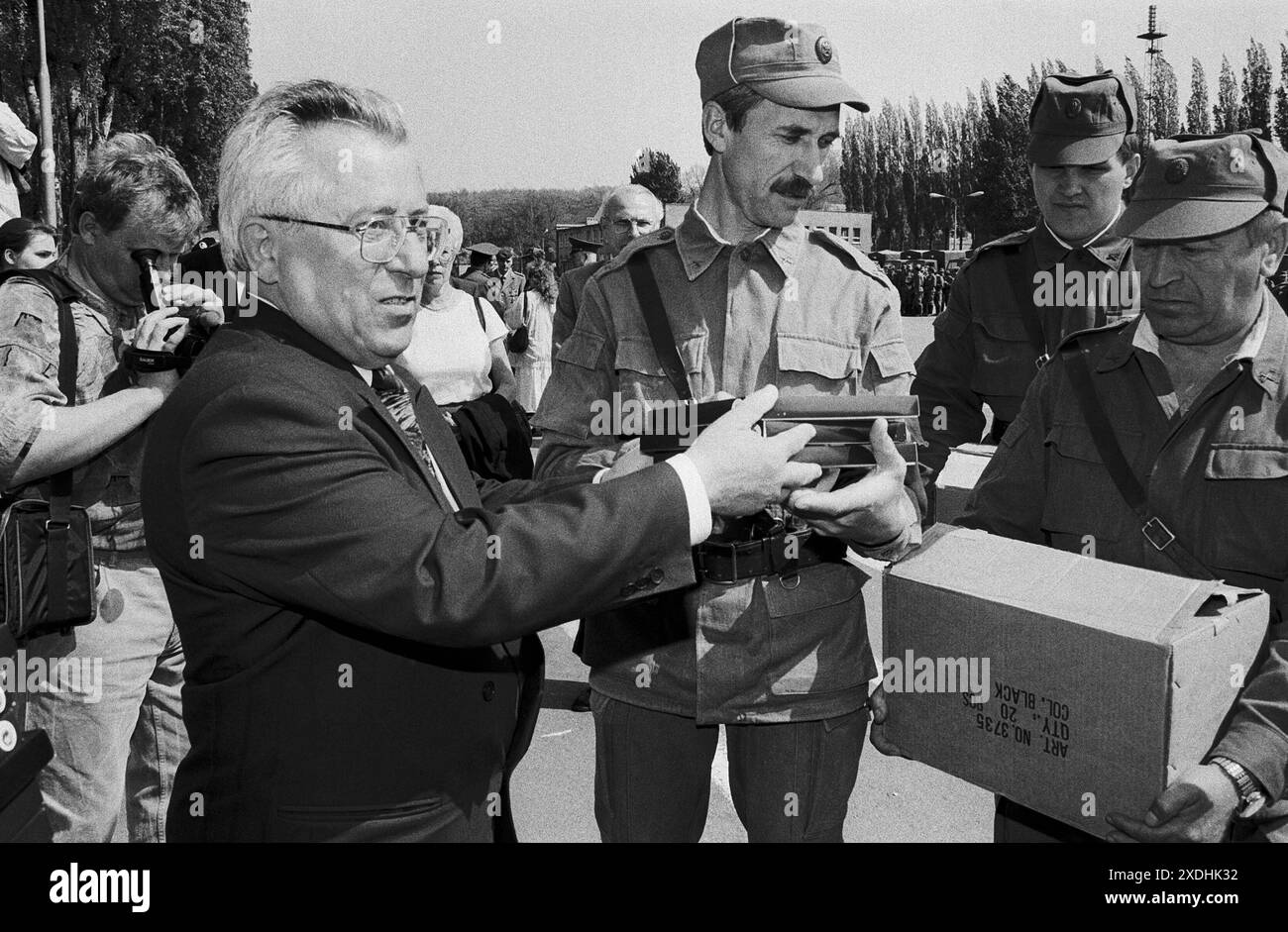 Truppenabzug 30.04.1993, Chemnitz, Sowjetische Garnission,Truppenabzug, Chemnitz Kaserne Leninstrasse, die letzten russischen Soldaten der Sowjetarmee verlassen Chemnitz, Verab{vom chemnitzer Oberbürgermeister Joachim Pilz *** Truppenabzug 30 04 1993, Chemnitz, sowjetische Garnison, Truppenabzug, chemnitzer Kaserne Leninstrasse, die letzten russischen Soldaten der sowjetischen Armee verlassen Chemnitz, Abschied vom Chemnitzer Bürgermeister Joachim Pilz Stockfoto