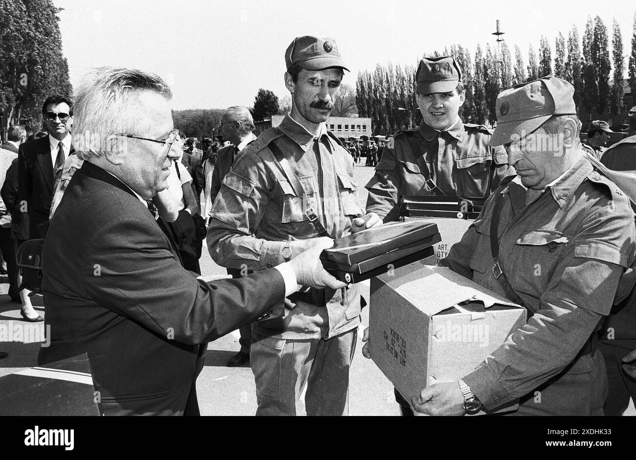 Truppenabzug 30.04.1993, Chemnitz, Sowjetische Garnission,Truppenabzug, Chemnitz Kaserne Leninstrasse, die letzten russischen Soldaten der Sowjetarmee verlassen Chemnitz, Verab{vom chemnitzer Oberbürgermeister Joachim Pilz *** Truppenabzug 30 04 1993, Chemnitz, sowjetische Garnison, Truppenabzug, chemnitzer Kaserne Leninstrasse, die letzten russischen Soldaten der sowjetischen Armee verlassen Chemnitz, Abschied vom Chemnitzer Bürgermeister Joachim Pilz Stockfoto