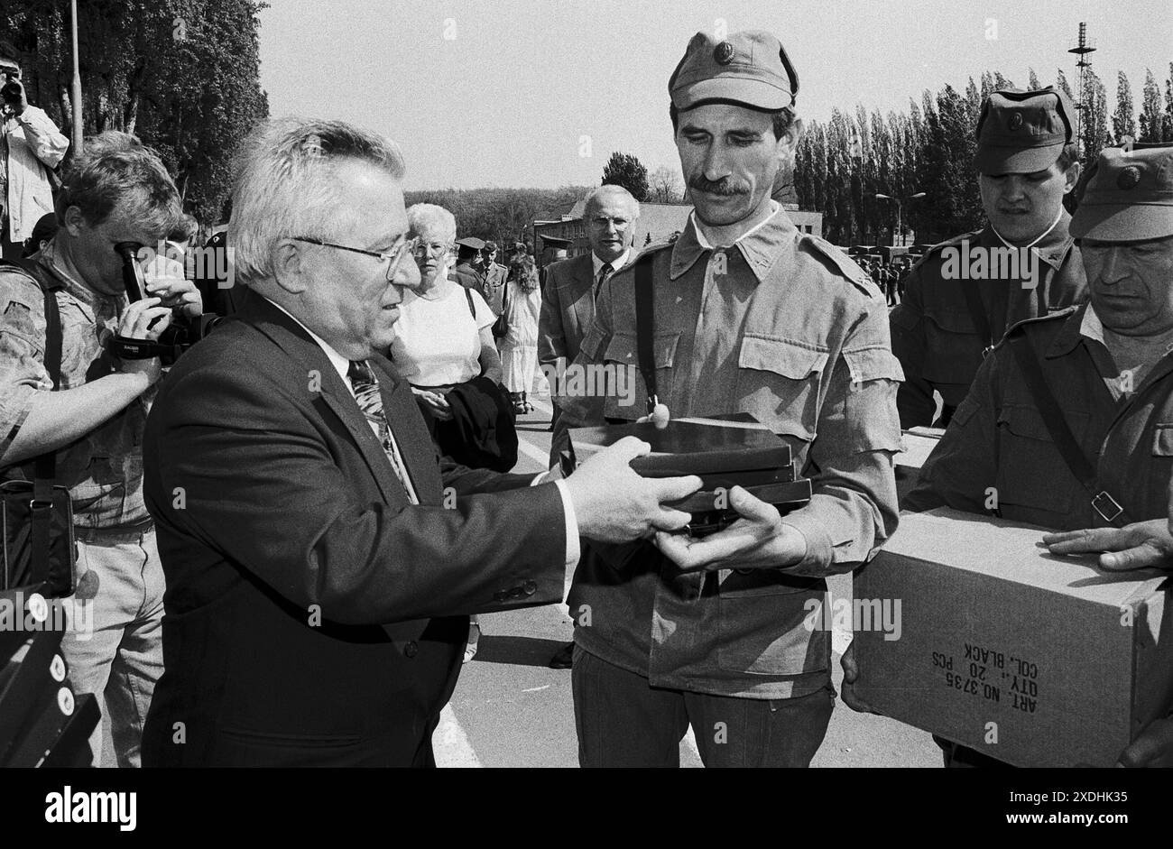 Truppenabzug 30.04.1993, Chemnitz, Sowjetische Garnission,Truppenabzug, Chemnitz Kaserne Leninstrasse, die letzten russischen Soldaten der Sowjetarmee verlassen Chemnitz, Verab{vom chemnitzer Oberbürgermeister Joachim Pilz *** Truppenabzug 30 04 1993, Chemnitz, sowjetische Garnison, Truppenabzug, chemnitzer Kaserne Leninstrasse, die letzten russischen Soldaten der sowjetischen Armee verlassen Chemnitz, Abschied vom Chemnitzer Bürgermeister Joachim Pilz Stockfoto