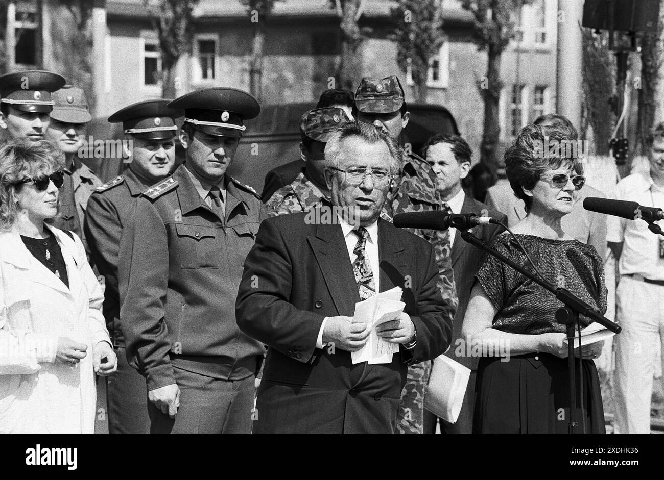 Truppenabzug 30.04.1993, Chemnitz, Sowjetische Garnission,Truppenabzug, Chemnitz Kaserne Leninstrasse, die letzten russischen Soldaten der Sowjetarmee verlassen Chemnitz, Verab{vom chemnitzer Oberbürgermeister Joachim Pilz *** Truppenabzug 30 04 1993, Chemnitz, sowjetische Garnison, Truppenabzug, chemnitzer Kaserne Leninstrasse, die letzten russischen Soldaten der sowjetischen Armee verlassen Chemnitz, Abschied vom Chemnitzer Bürgermeister Joachim Pilz Stockfoto