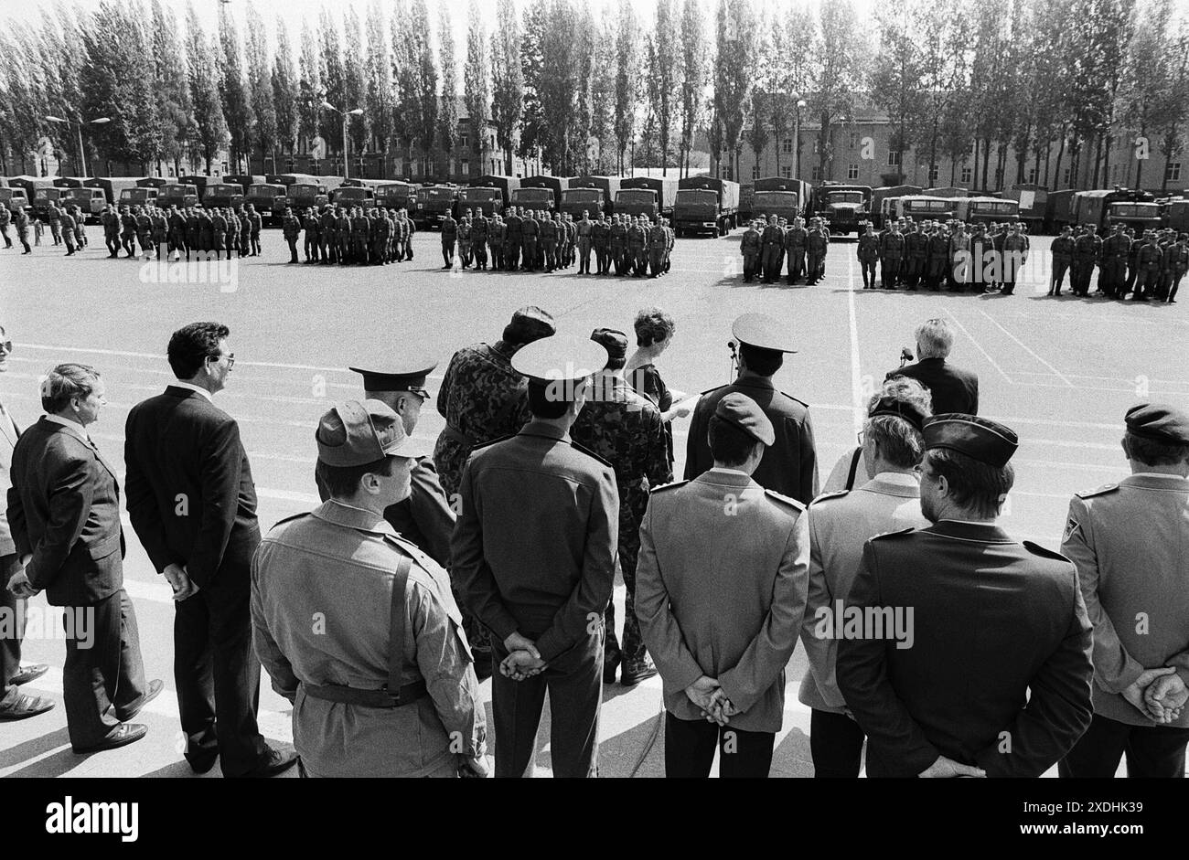Truppenabzug 30.04.1993, Chemnitz, Sowjetische Garnission,Truppenabzug, Chemnitz Kaserne Leninstrasse, die letzten russischen Soldaten der Sowjetarmee verlassen Chemnitz, Verab{vom chemnitzer Oberbürgermeister Joachim Pilz *** Truppenabzug 30 04 1993, Chemnitz, sowjetische Garnison, Truppenabzug, chemnitzer Kaserne Leninstrasse, die letzten russischen Soldaten der sowjetischen Armee verlassen Chemnitz, Abschied vom Chemnitzer Bürgermeister Joachim Pilz Stockfoto