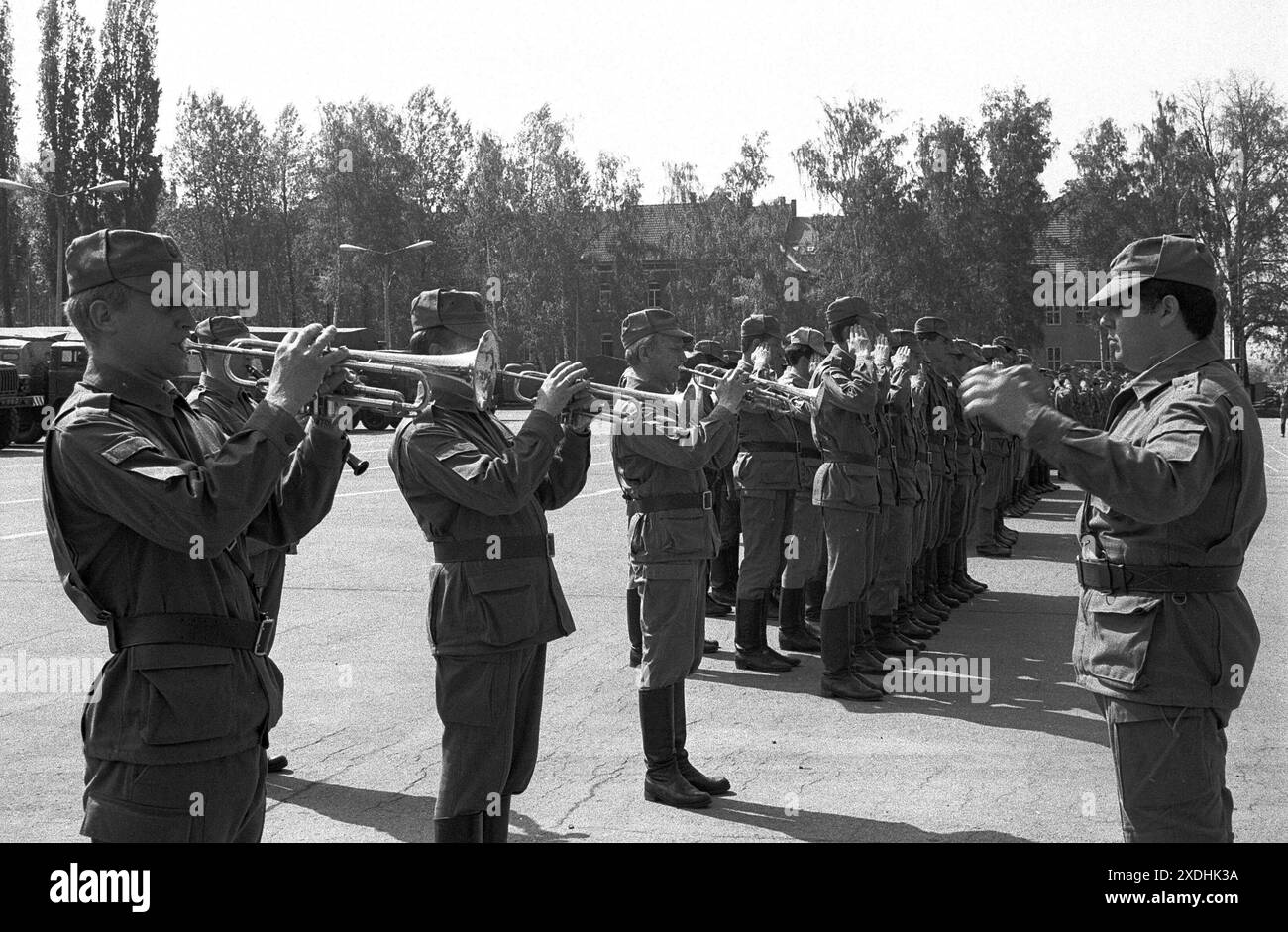 Truppenabzug 30.04.1993, Chemnitz, Sowjetische Garnission,Truppenabzug, Chemnitz Kaserne Leninstrasse, die letzten russischen Soldaten der Sowjetarmee verlassen Chemnitz, Verab{vom chemnitzer Oberbürgermeister Joachim Pilz *** Truppenabzug 30 04 1993, Chemnitz, sowjetische Garnison, Truppenabzug, chemnitzer Kaserne Leninstrasse, die letzten russischen Soldaten der sowjetischen Armee verlassen Chemnitz, Abschied vom Chemnitzer Bürgermeister Joachim Pilz Stockfoto