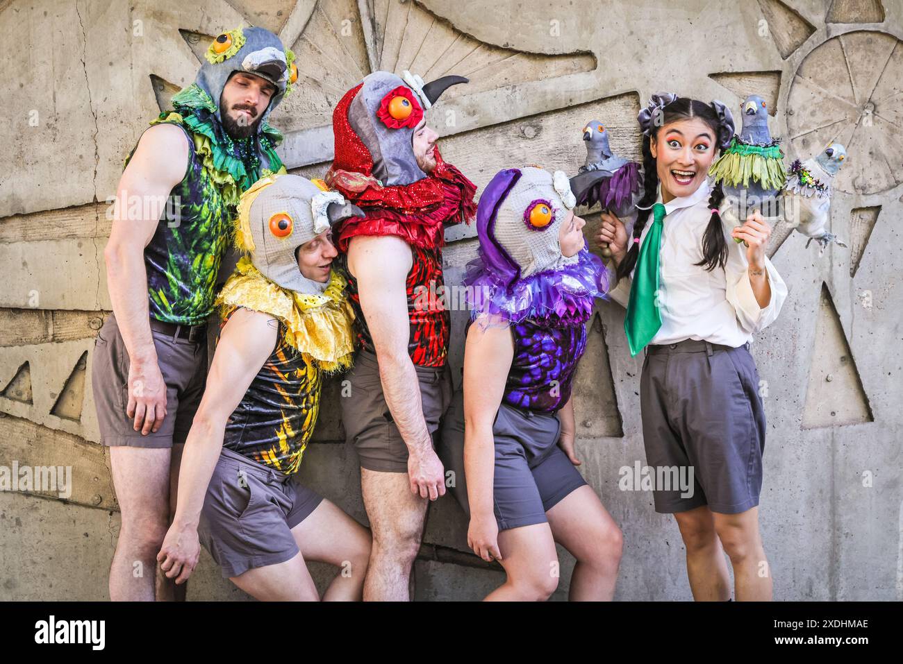 London, Großbritannien. Juni 2024. Darsteller (Top-Farbe): Toffy (gelb), Jared (grün), Rika (Taubenpuppen), Ben (rot), Helena (lila) Circus Truppe Brainfool starten ihre „Lucky Pigeons“ Tour und erzählen eine surreale Fabel über die rangordnung der urbanen Gesellschaft mit zeitgenössischen Zirkusfähigkeiten vor dem Hintergrund des London Winstanley council Anwesens. Die Show mit Luft, Jonglieren und Taubenpuppen ist Teil von Wandsworth Frindge. Quelle: Imageplotter/Alamy Live News Stockfoto