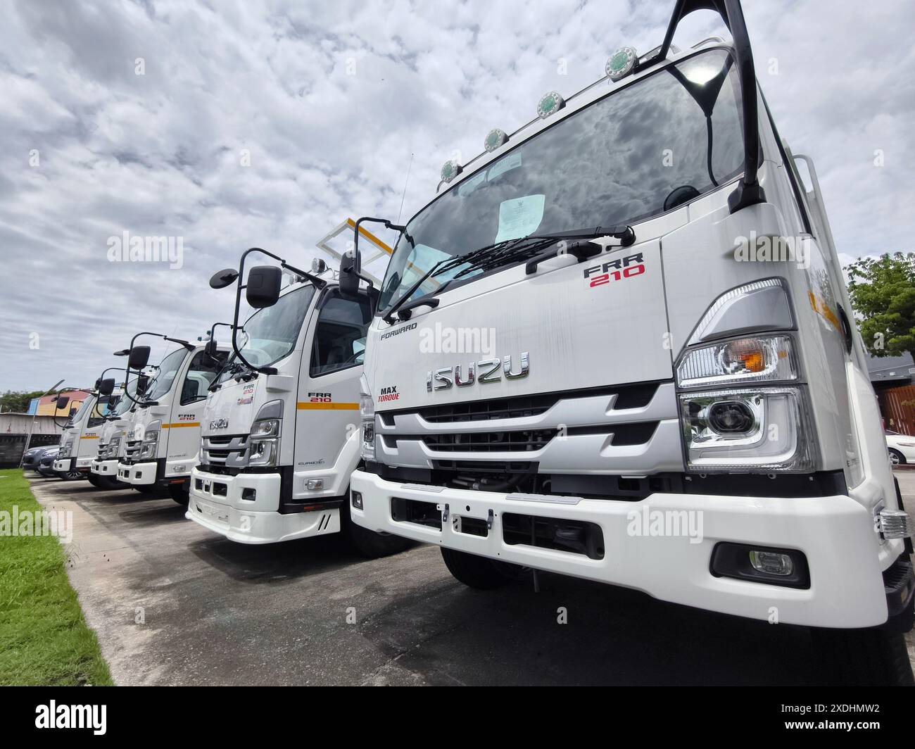 PHUKET, THAILAND - 01. Juni 2024: Foto der Reihen ISUZU Trucks Stockfoto