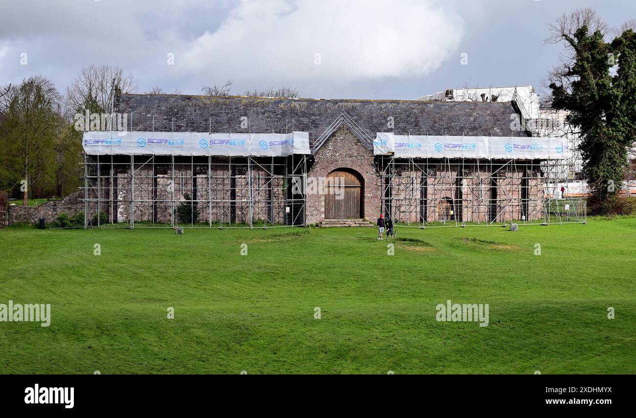 Gerüste über der Spanischen Scheune in der Torre Abbey an der Küste von Torquay, South Devon, während Restaurierungsarbeiten. Stockfoto