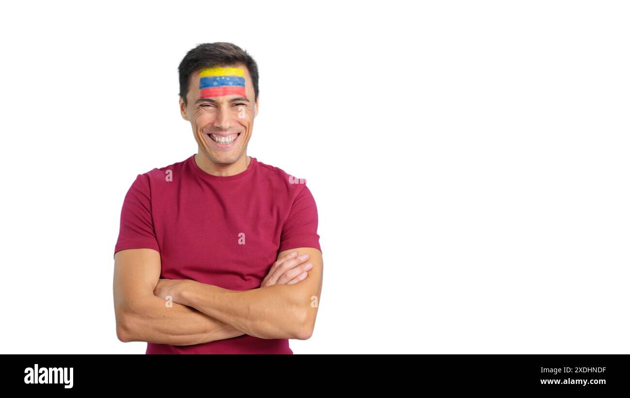 Mann, der mit venezolanischer Flagge auf dem Gesicht steht und lächelt Stockfoto