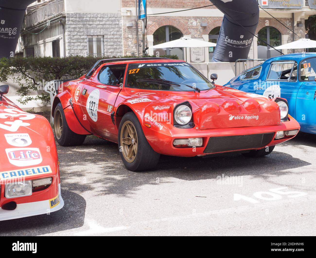 Castellarquato, Italien - 22. Juni 2024 Silver Flag Event , klassischer roter lancia stratos Rallye Car parkte auf Asphalt mit anderen Oldtimer Rennwagen während Stockfoto