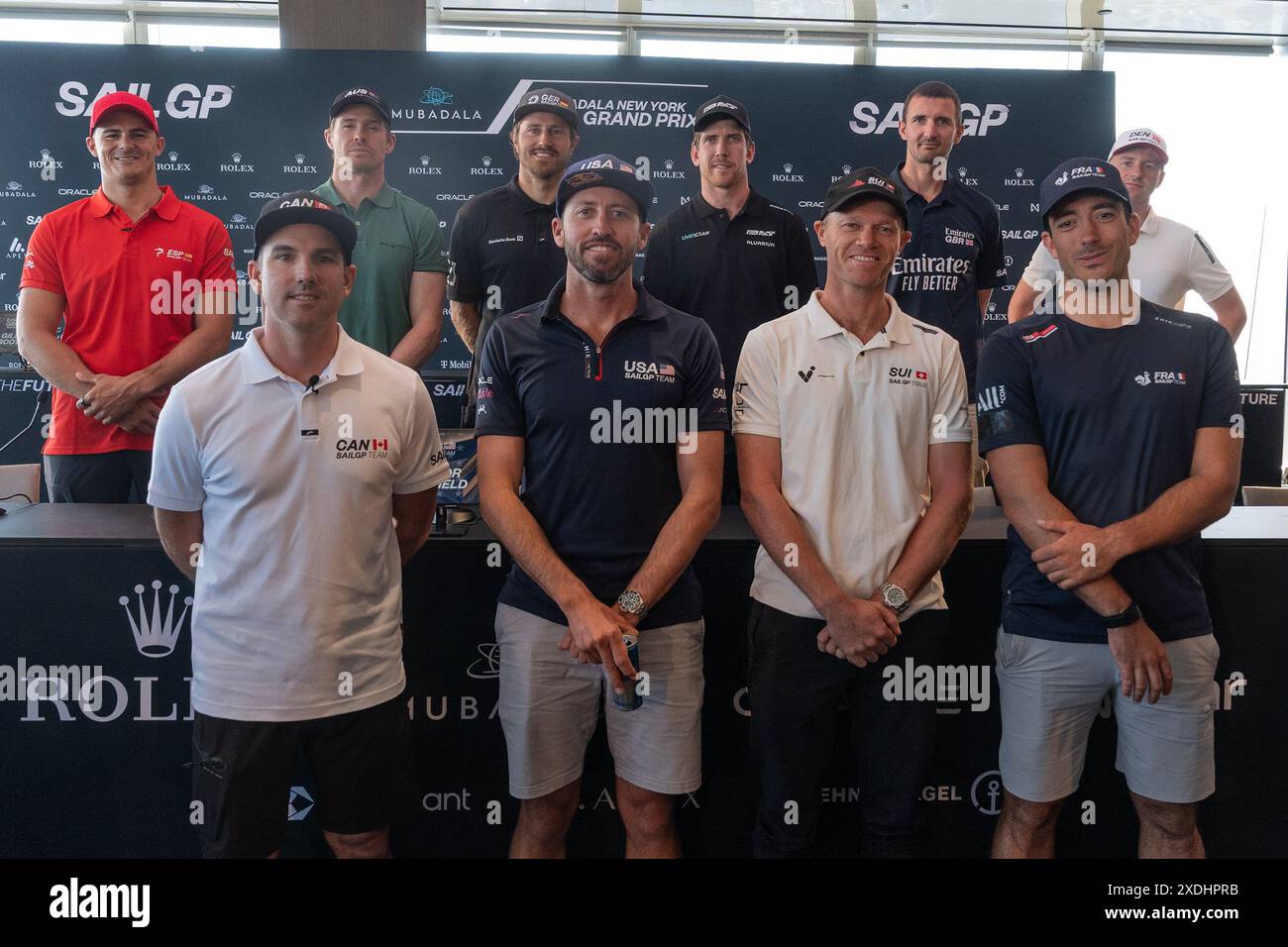 Die Fahrer von Segelbooten, die am Sail GP teilnehmen, posieren nach einer Pressekonferenz im The Edge in New York vor den Rennen am Wochenende. (Foto: Lev Radin/Pacific Press) Stockfoto