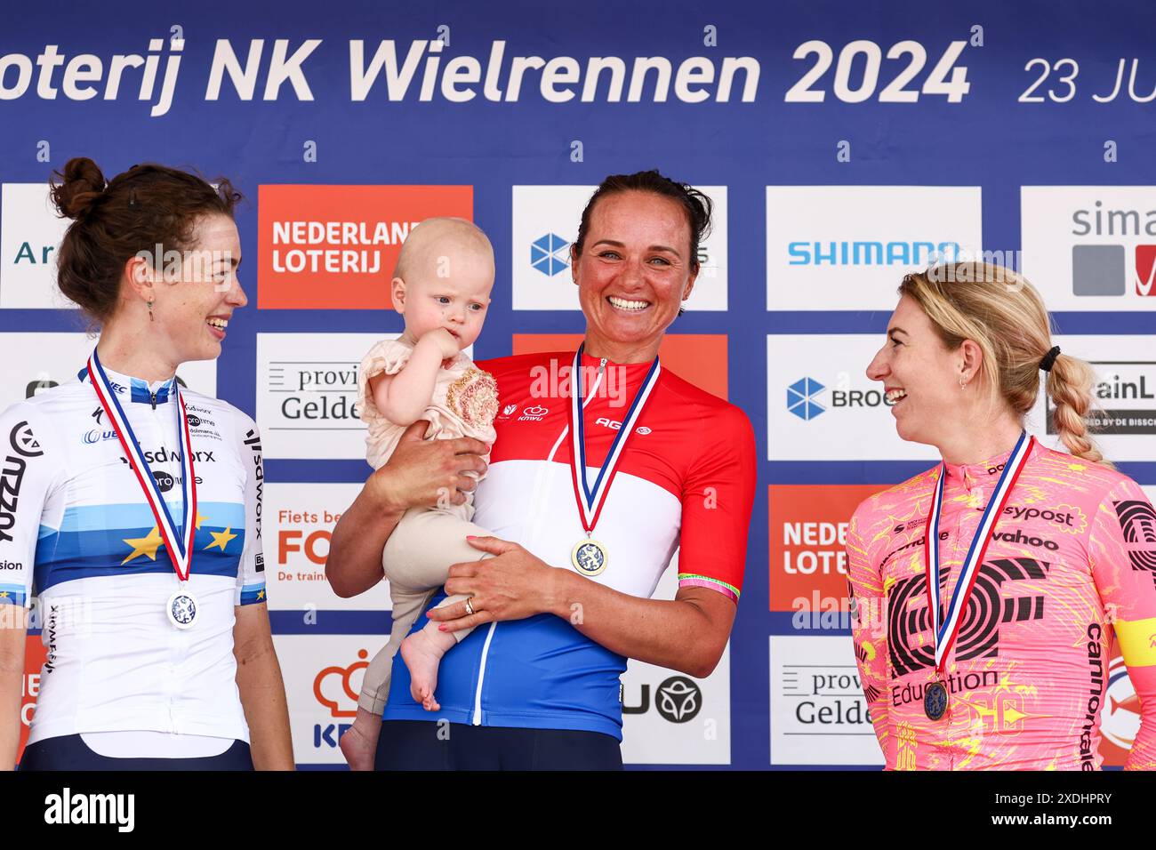 ARNHEM - (l-r) Mischa Bredewold (2.), Chantal van den Broek-Blaak (1.), Nina Kessler (3.) auf dem Podium nach den niederländischen Rennradmeisterschaften. ANP VINCENT JANNINK Stockfoto
