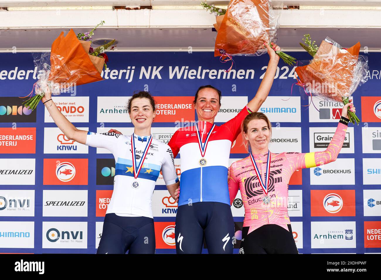 ARNHEM - (l-r) Mischa Bredewold (2.), Chantal van den Broek-Blaak (1.), Nina Kessler (3.) auf dem Podium nach den niederländischen Rennradmeisterschaften. ANP VINCENT JANNINK Stockfoto